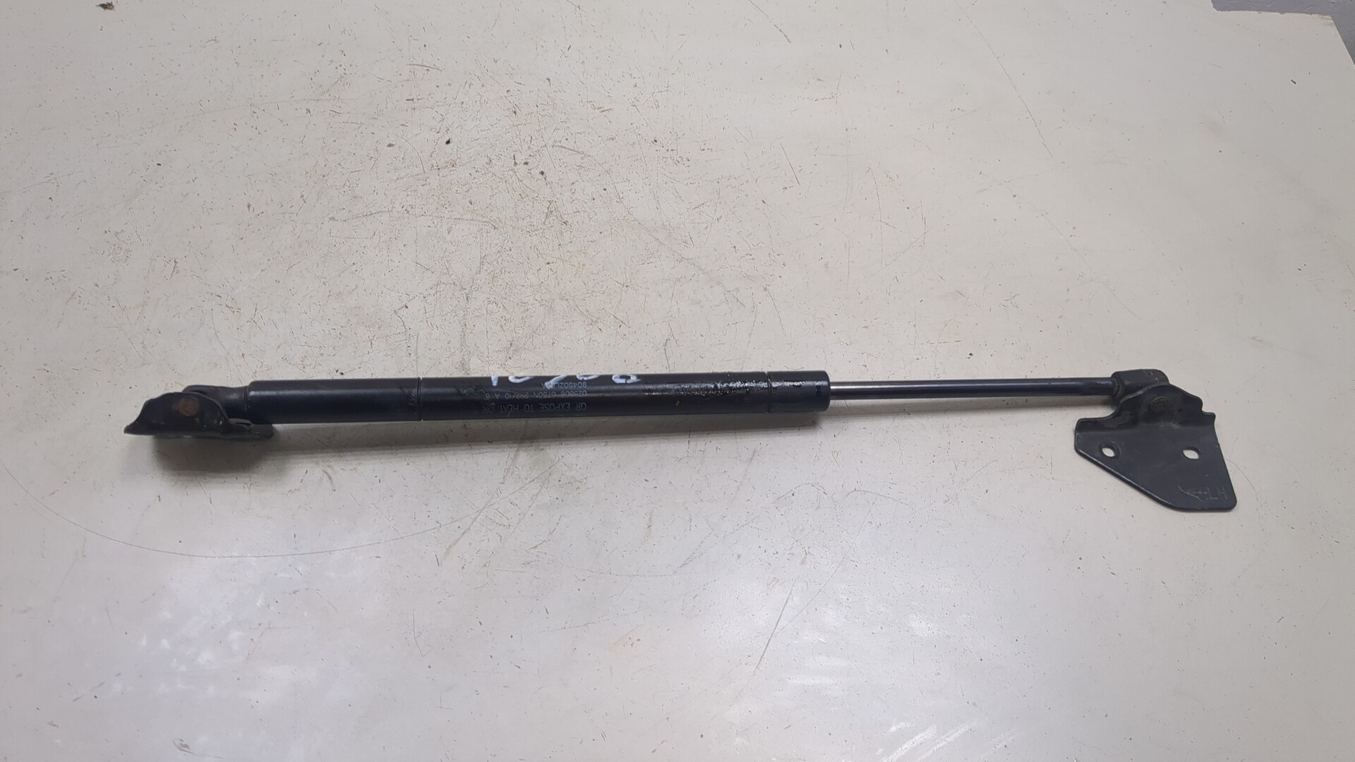 Амортизатор крышки багажника