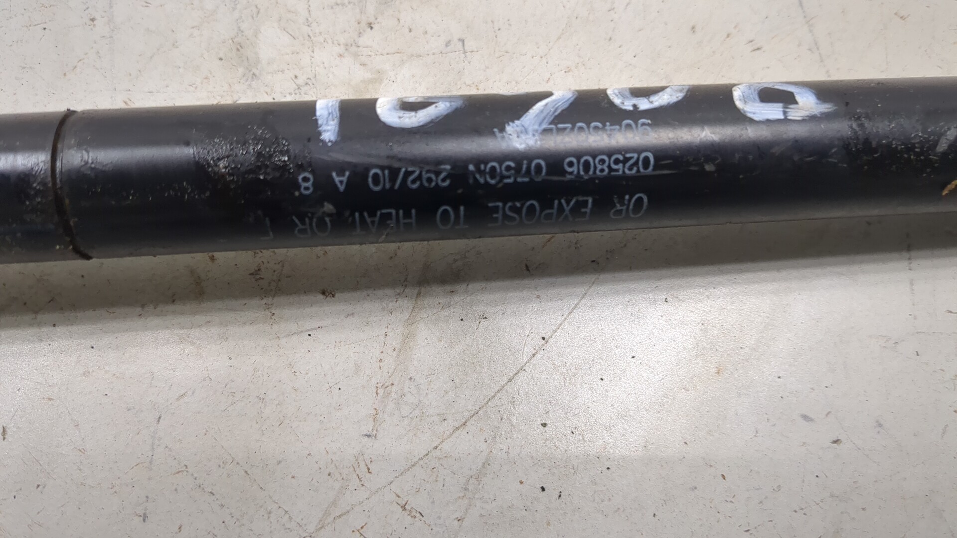 Амортизатор крышки багажника