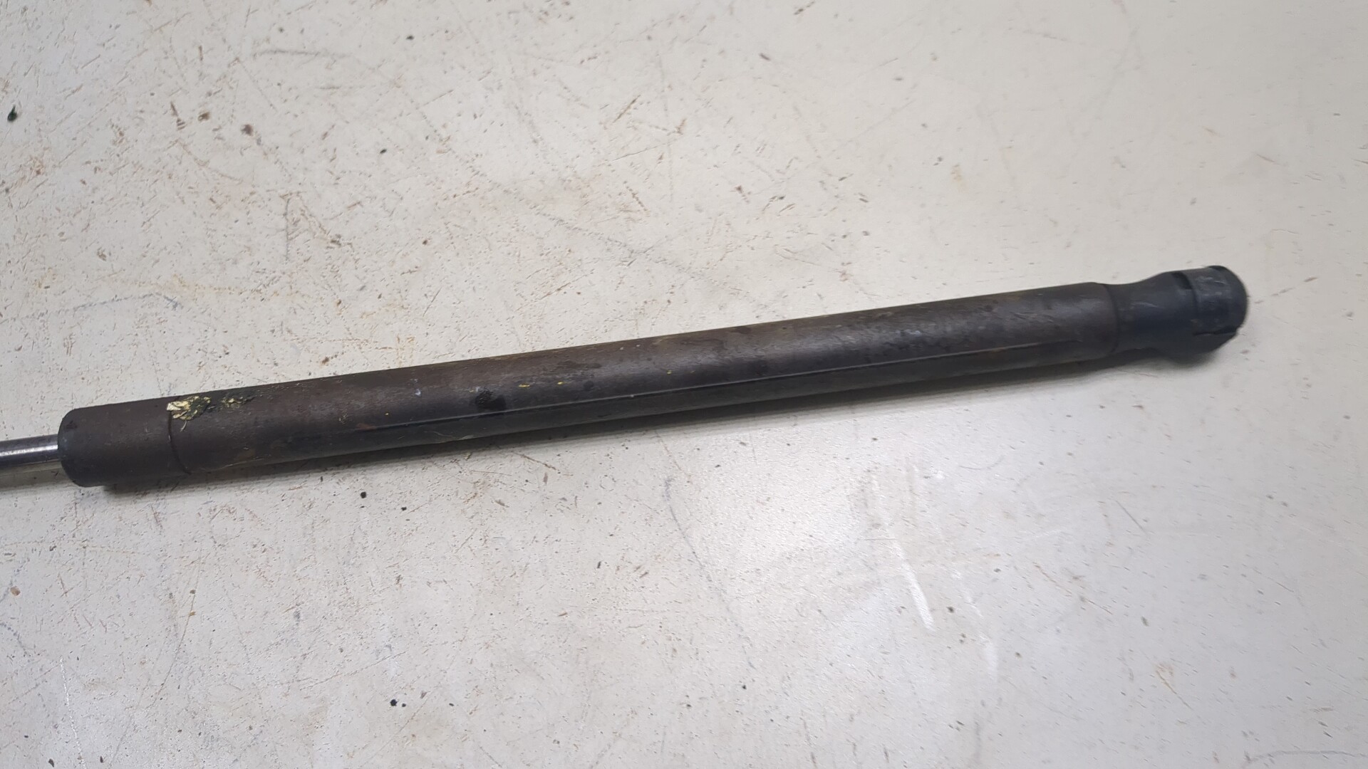 Амортизатор крышки багажника