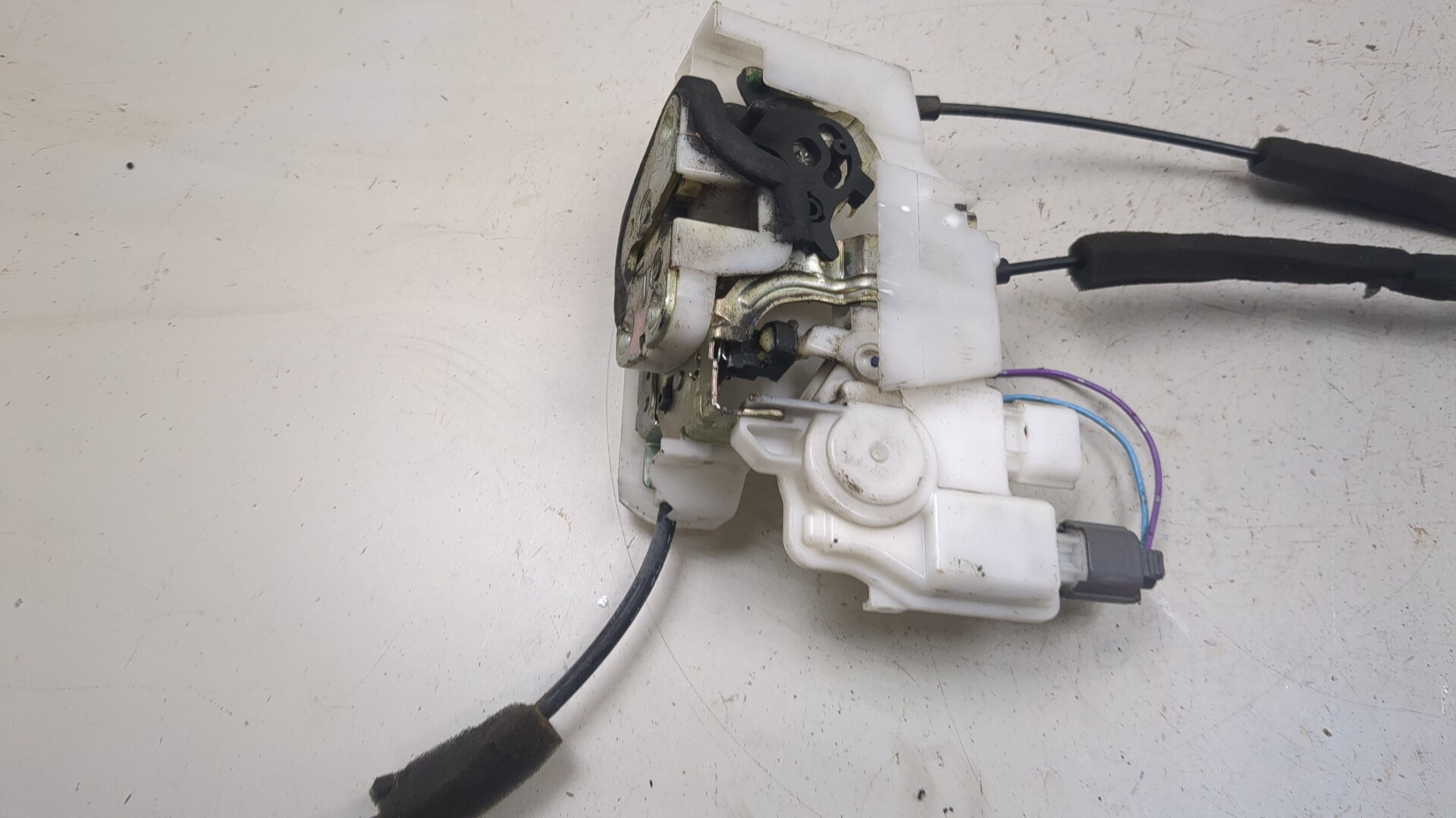 Замок двери задней левой