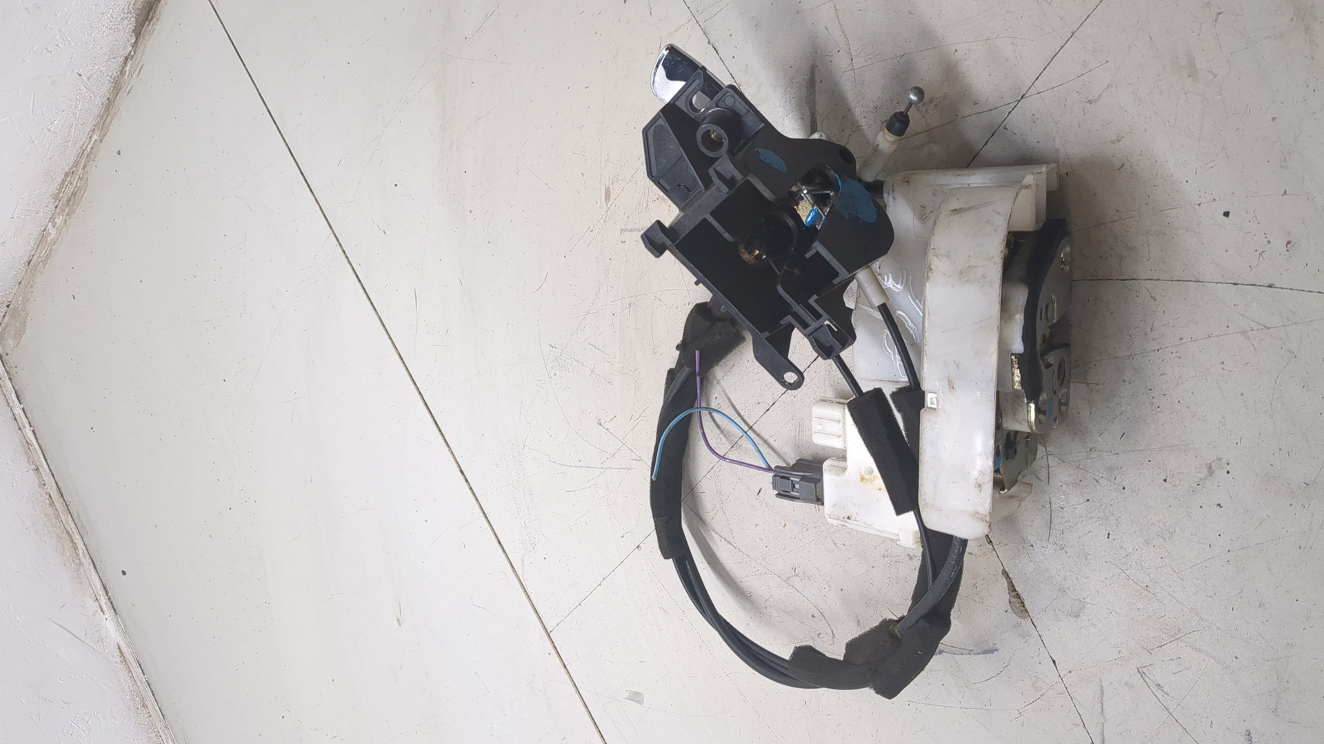 Замок двери задней левой