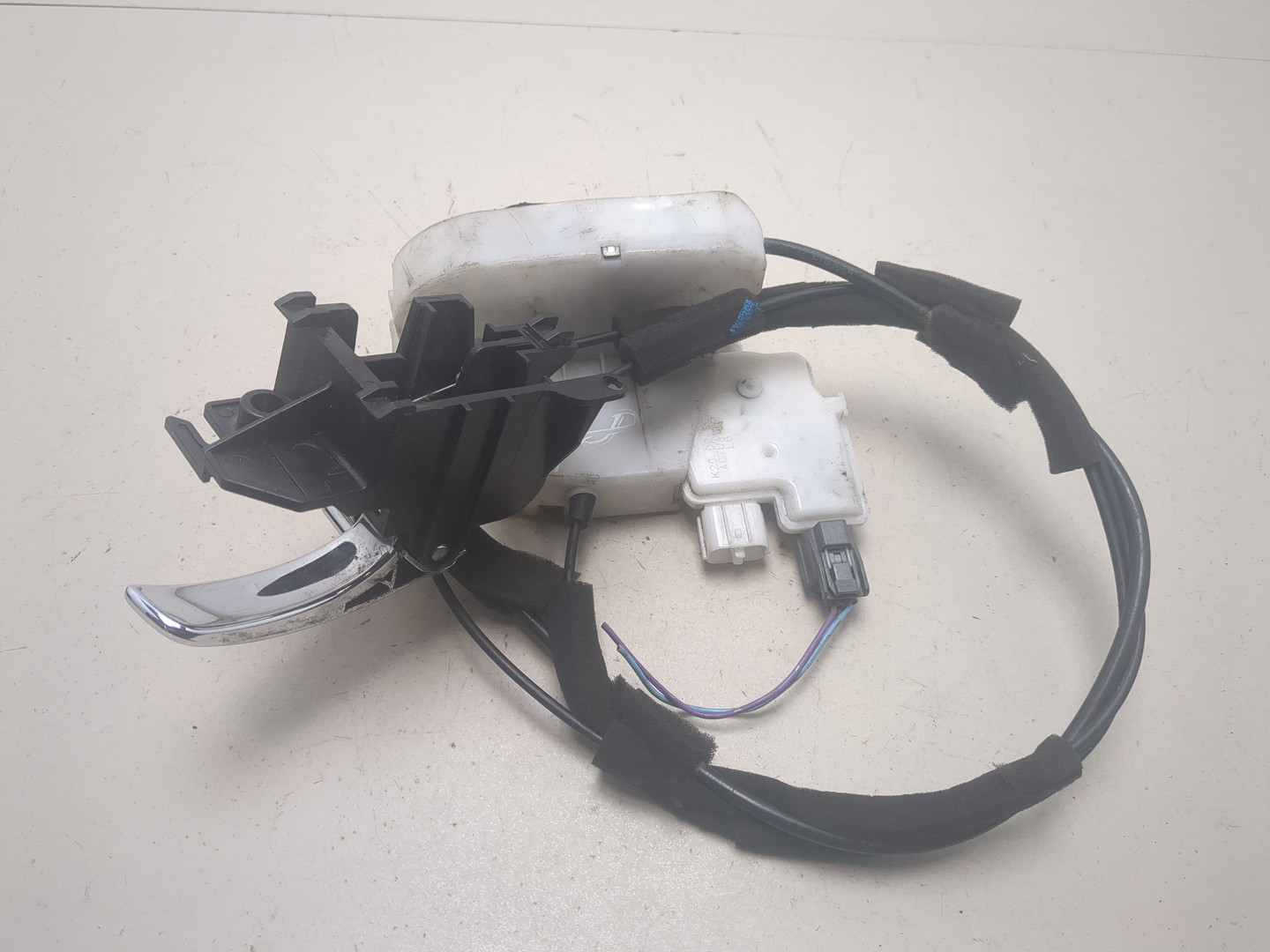 Замок двери задней левой