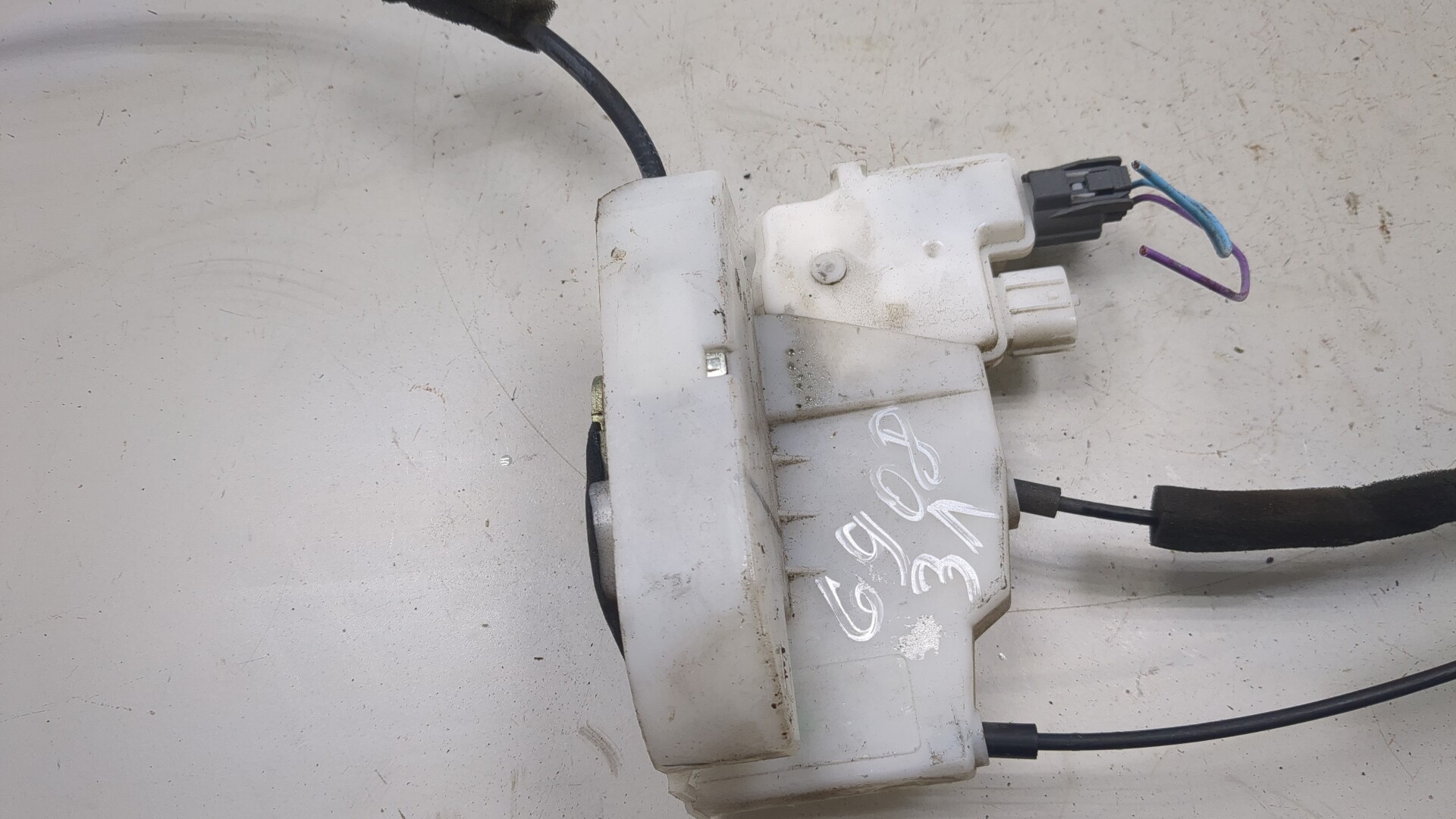 Замок двери задней левой