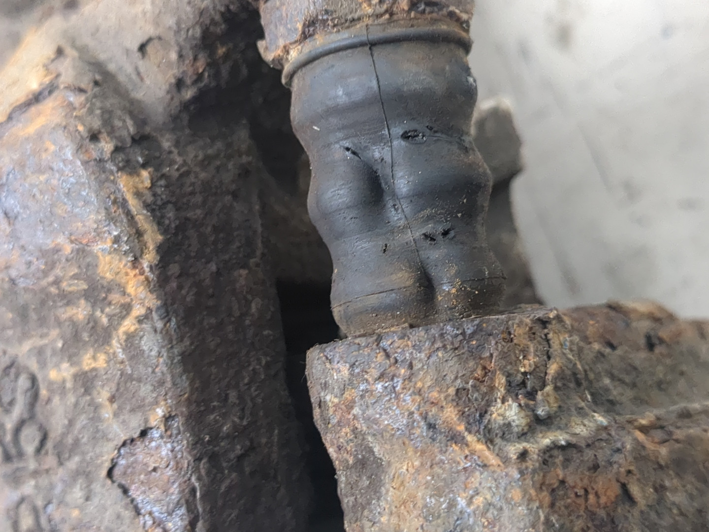 Суппорт задний левый