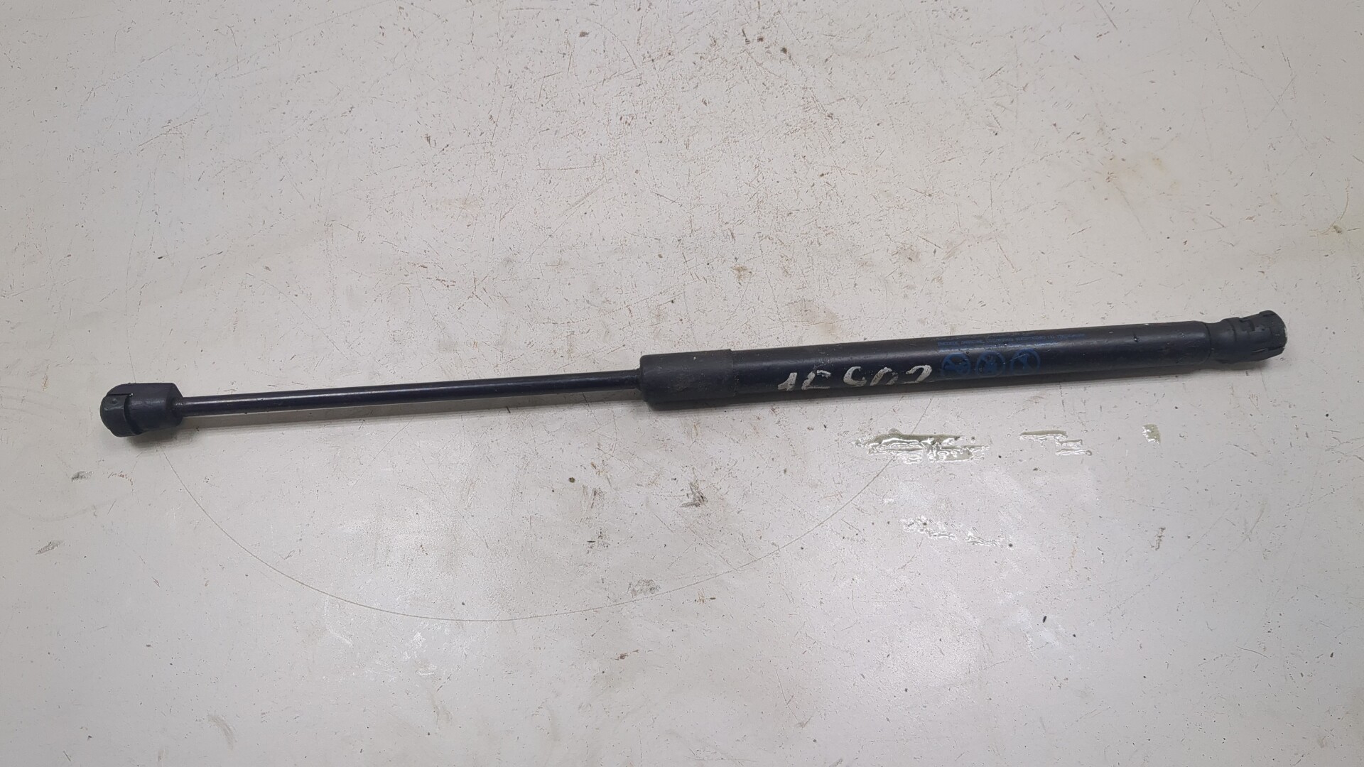 Амортизатор крышки багажника