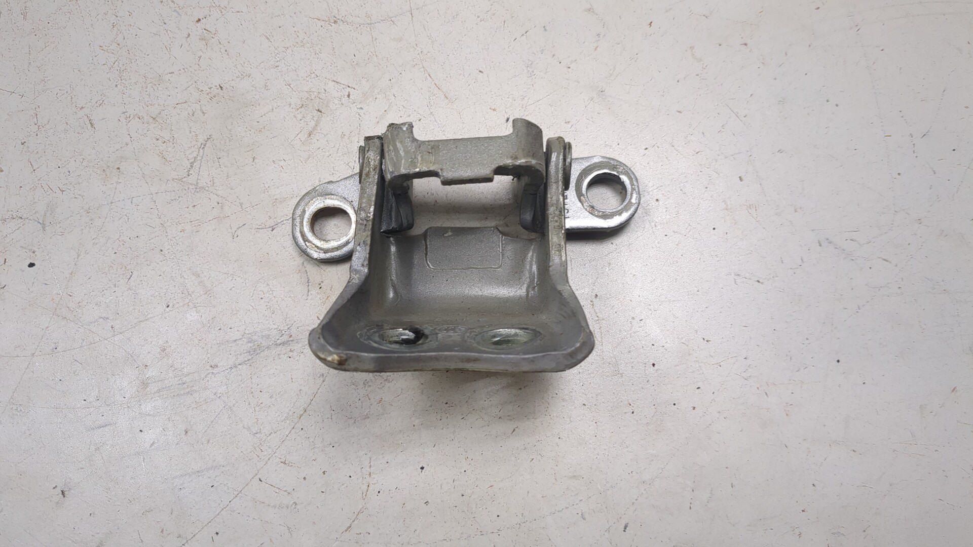 Петля двери