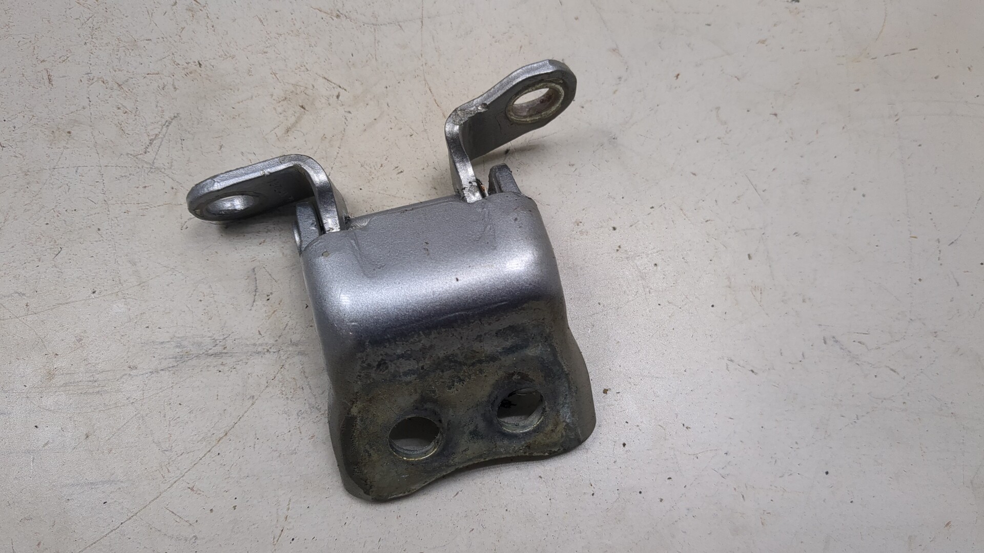 Петля двери