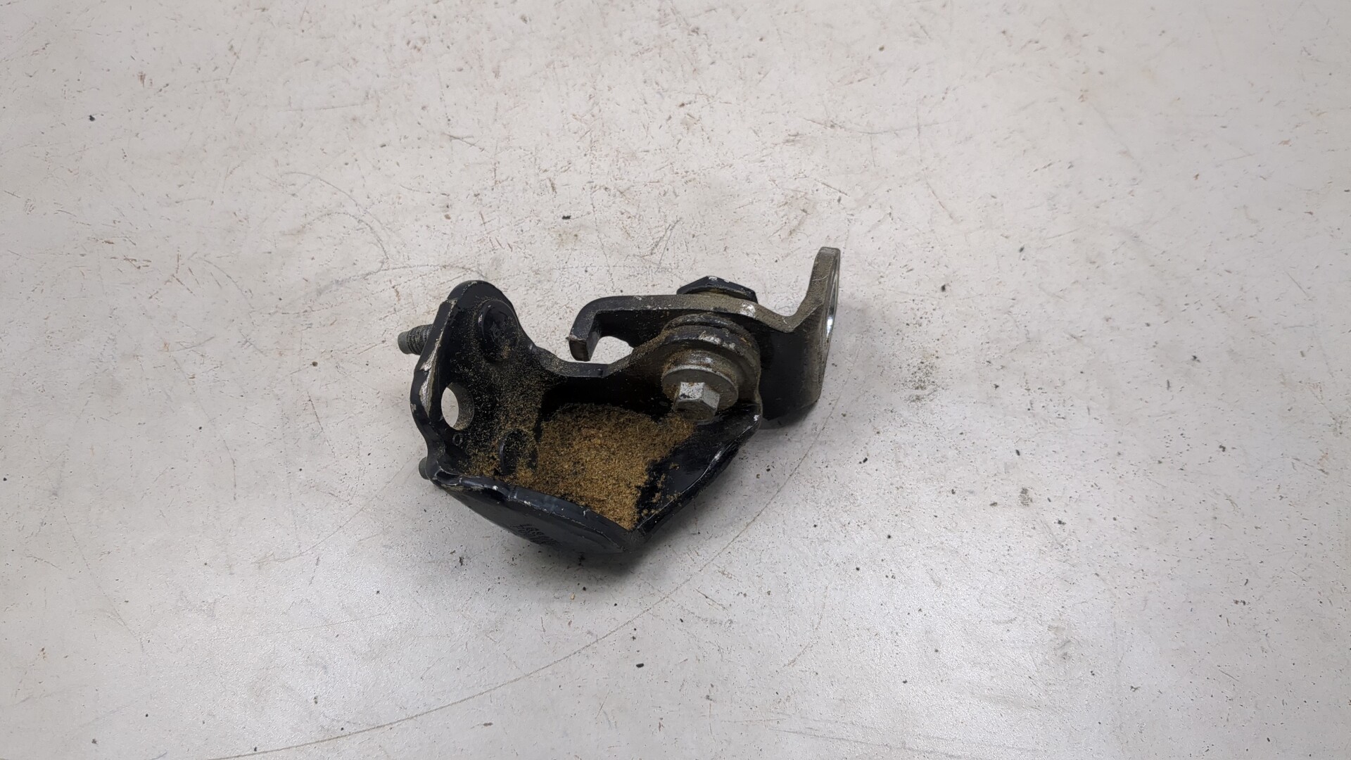 Петля двери