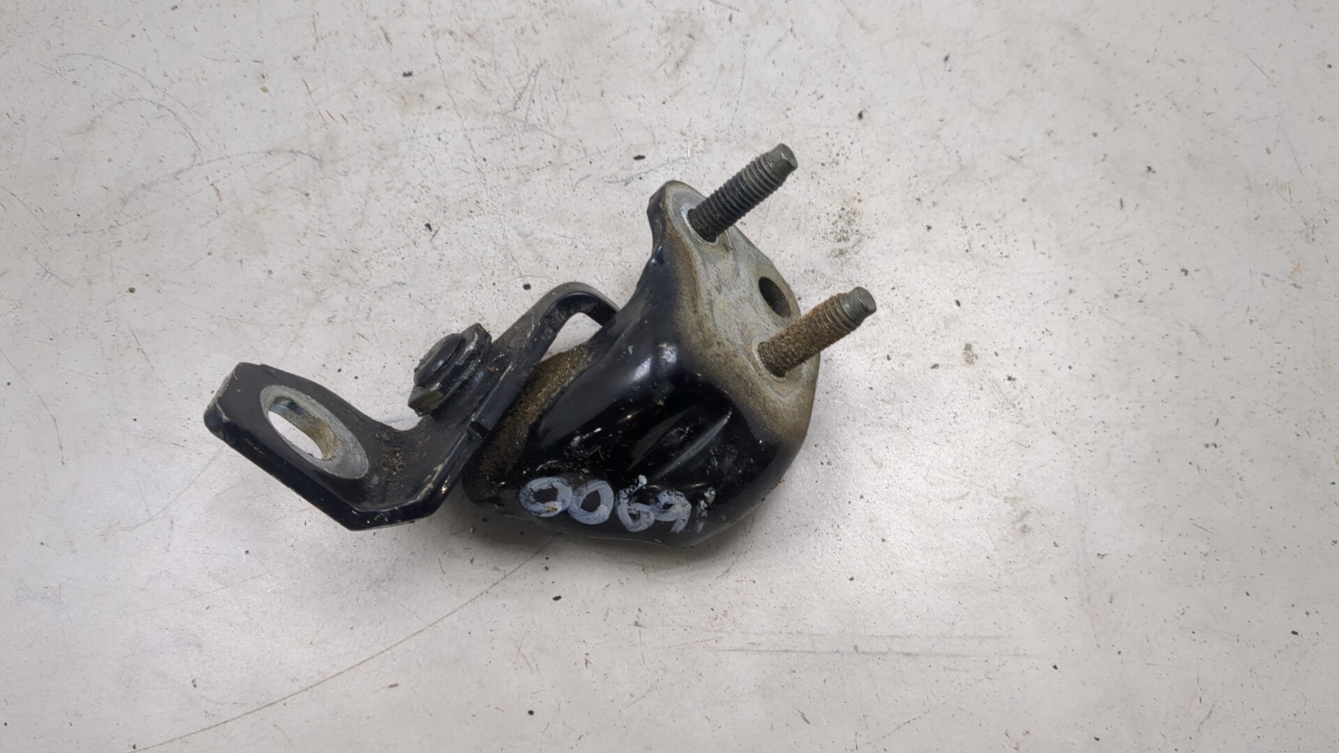 Петля двери