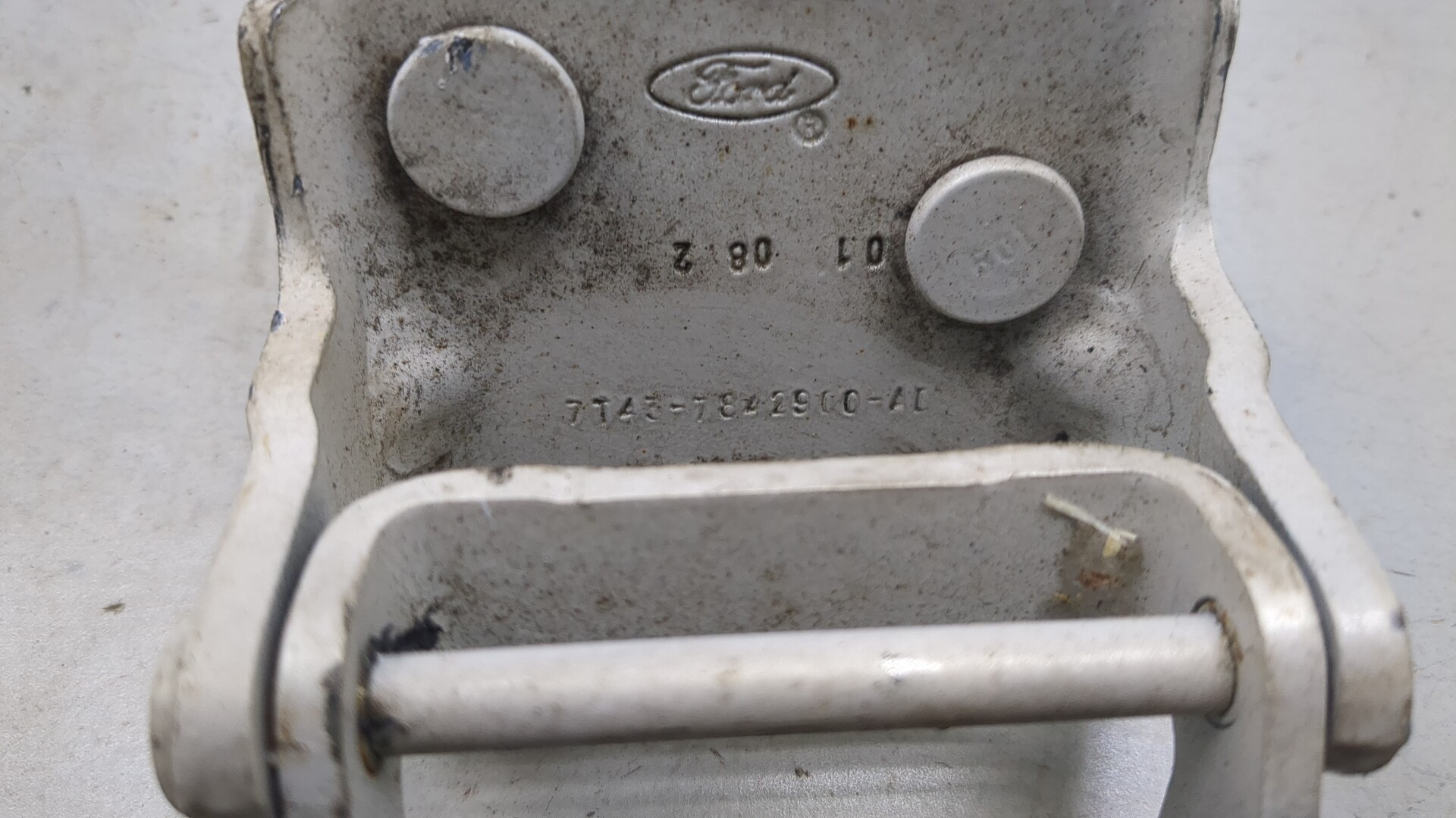 Петля крышки багажника