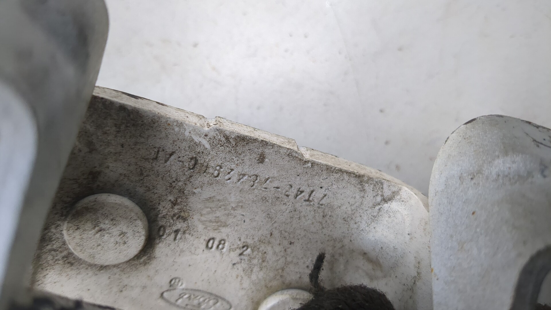 Петля крышки багажника