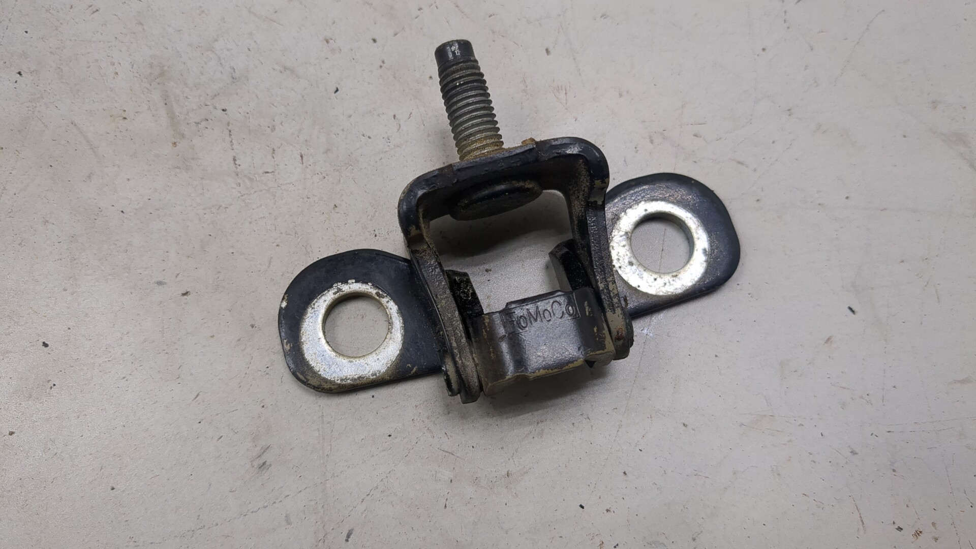 Петля крышки багажника