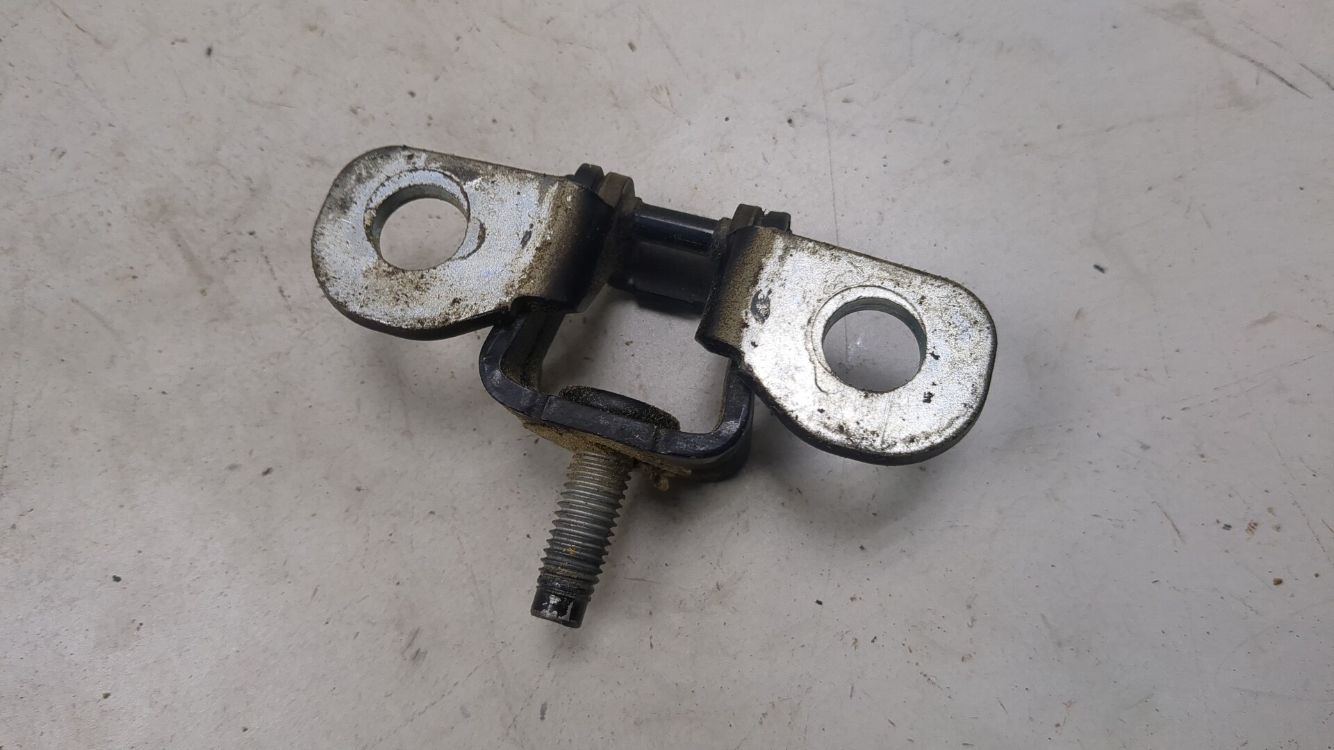 Петля крышки багажника