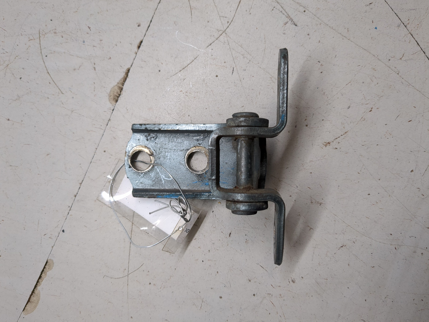 Петля двери