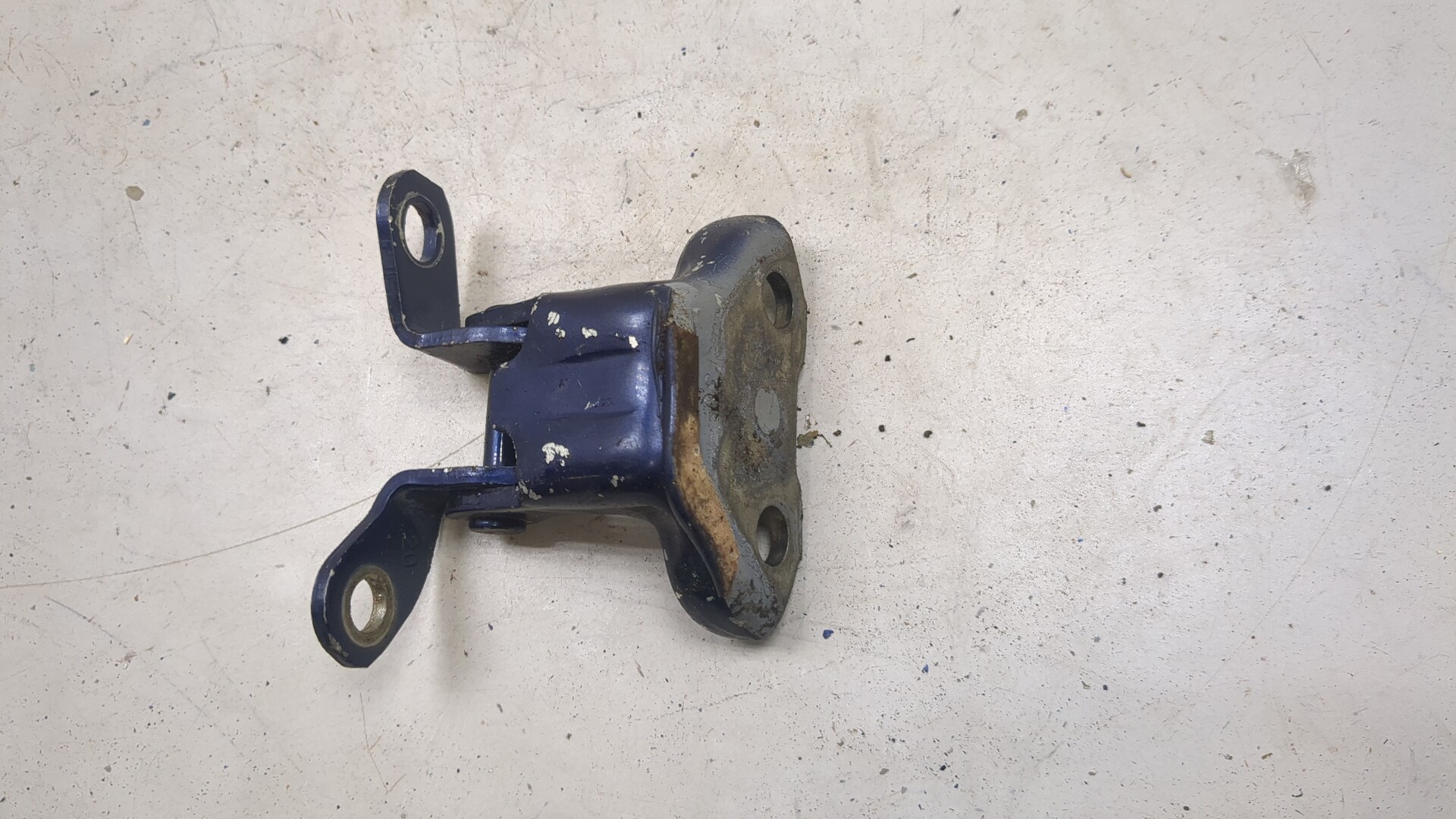 Петля двери