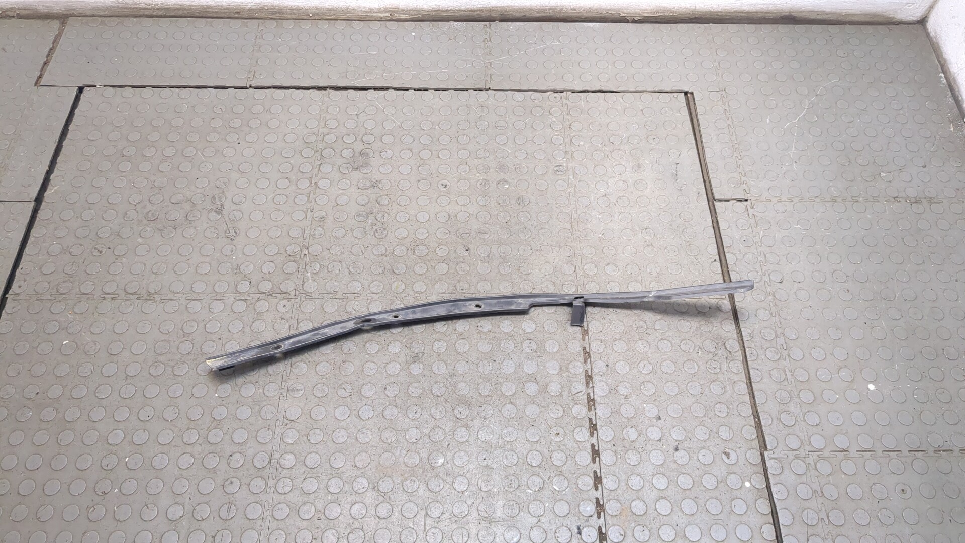 Молдинг переднего бампера правый