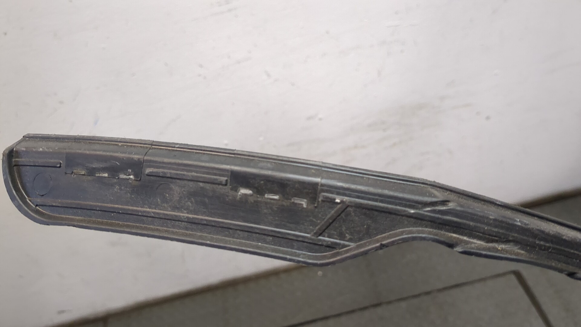 Молдинг переднего бампера правый