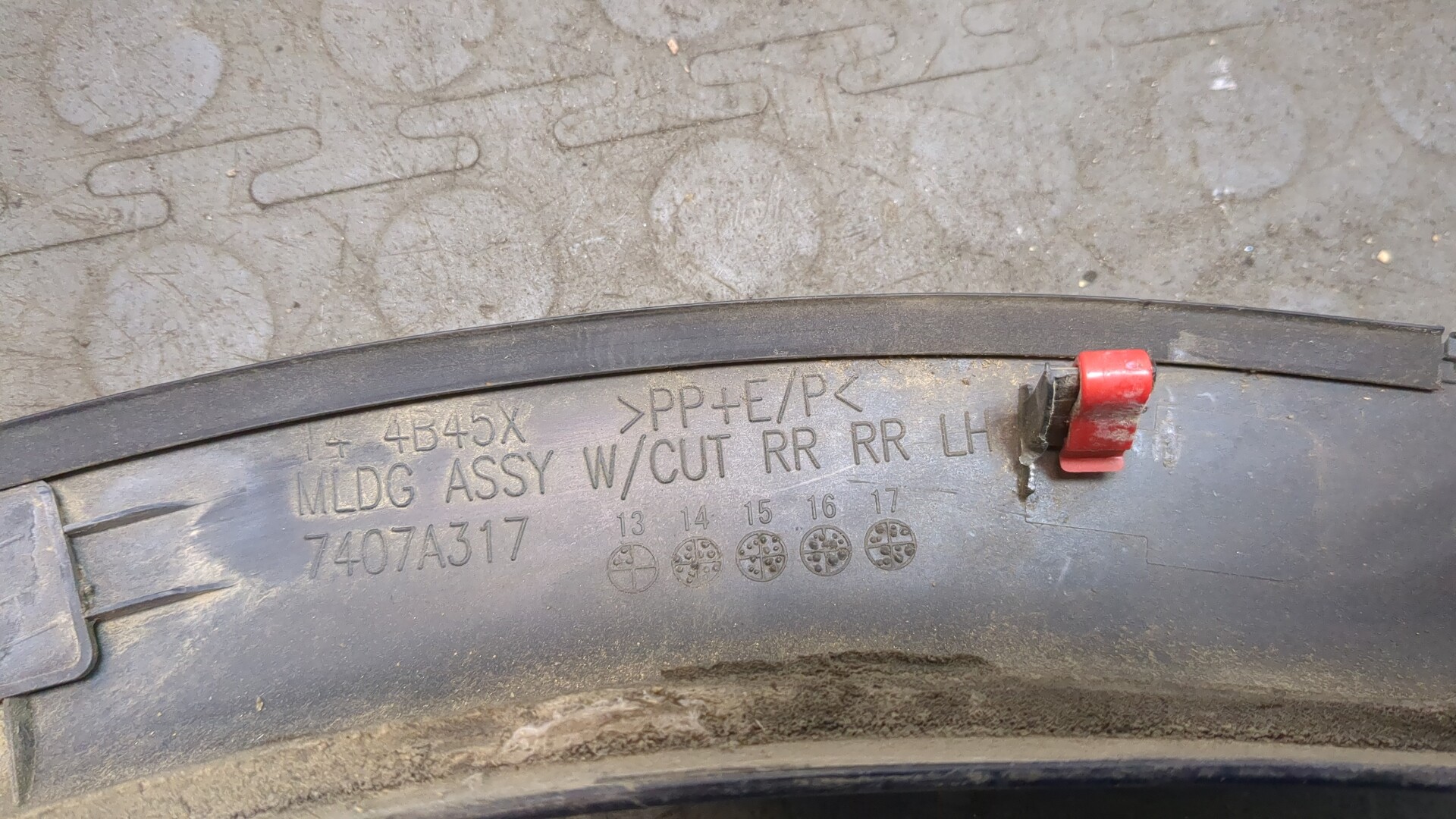 Молдинг заднего бампера левый