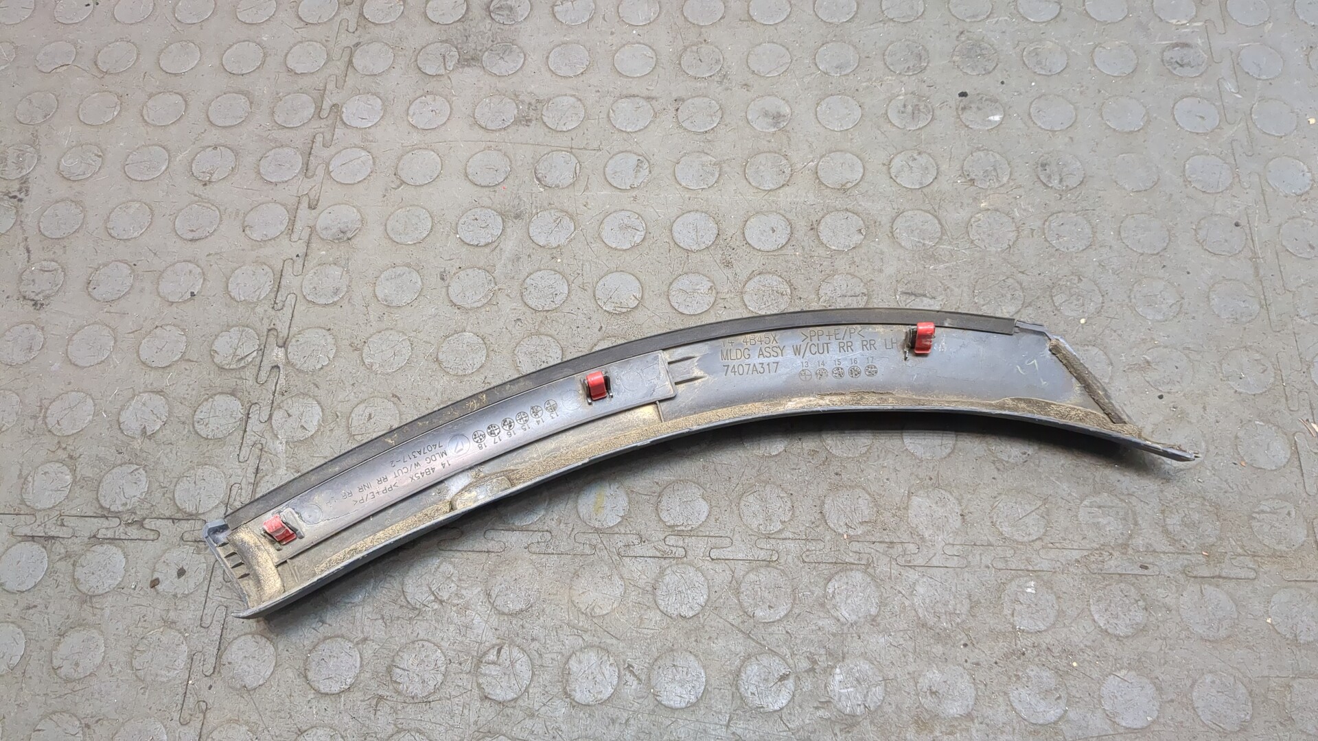 Молдинг заднего бампера левый