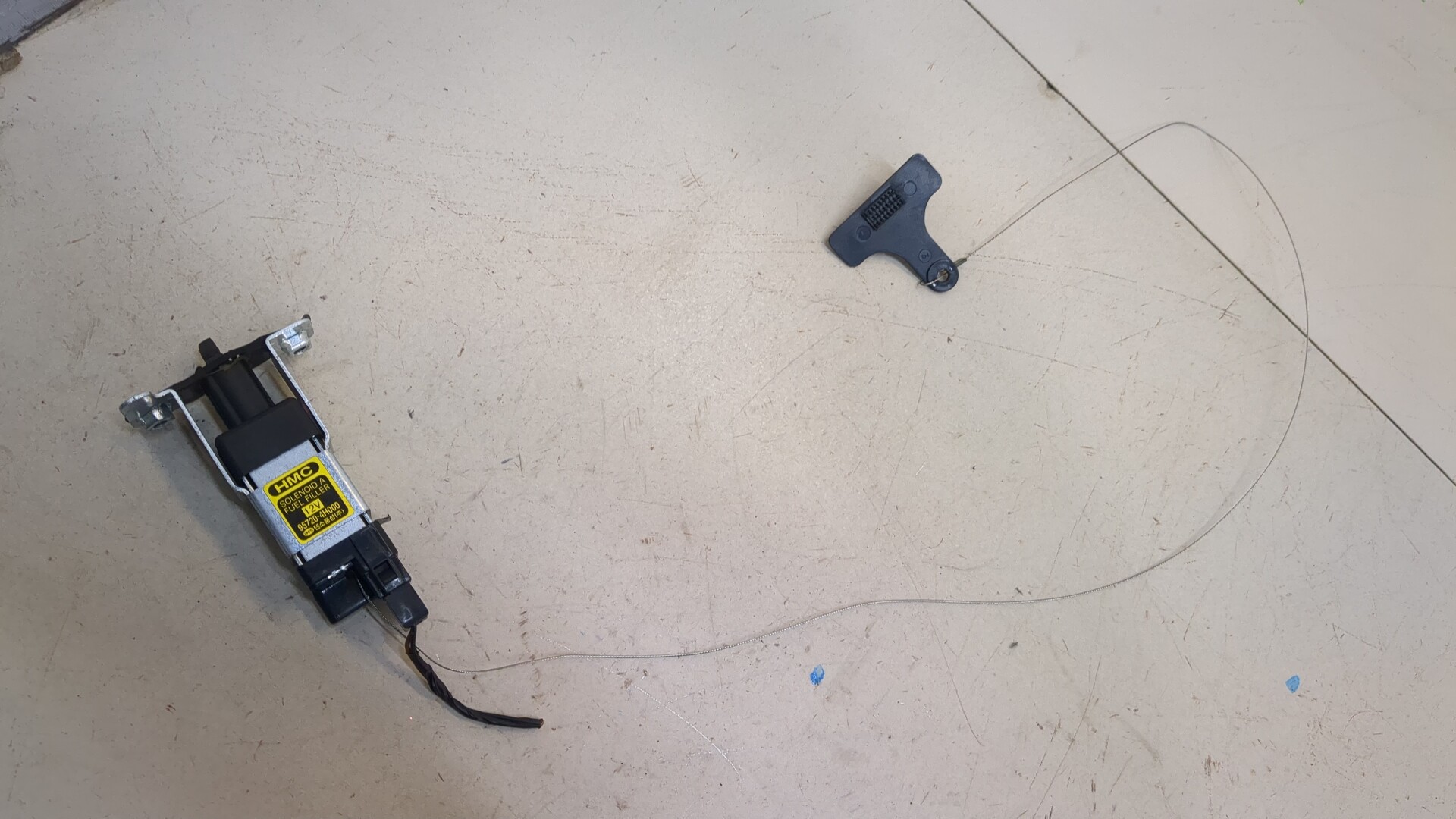 Активатор замка крышки бензобака