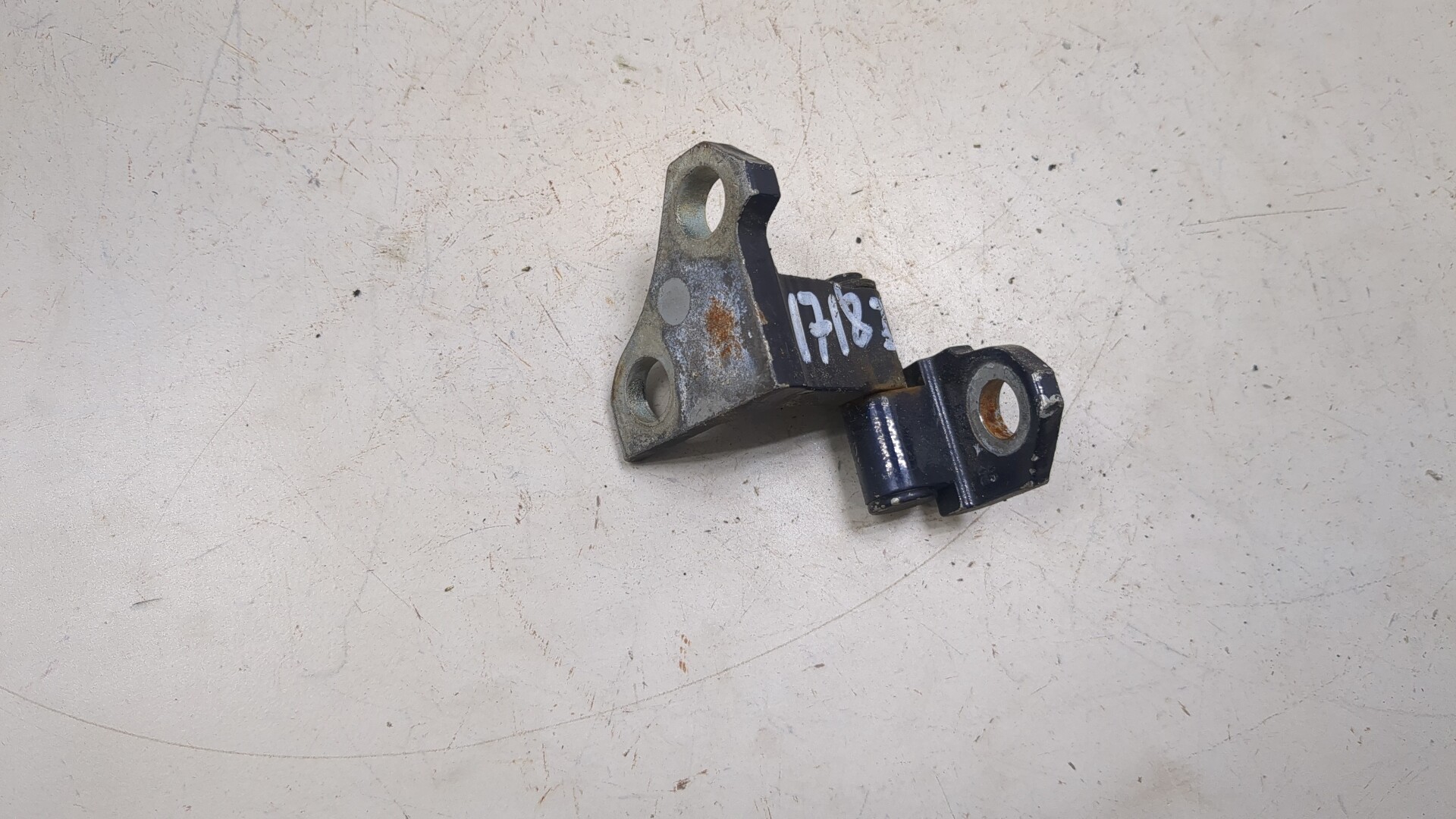 Петля двери