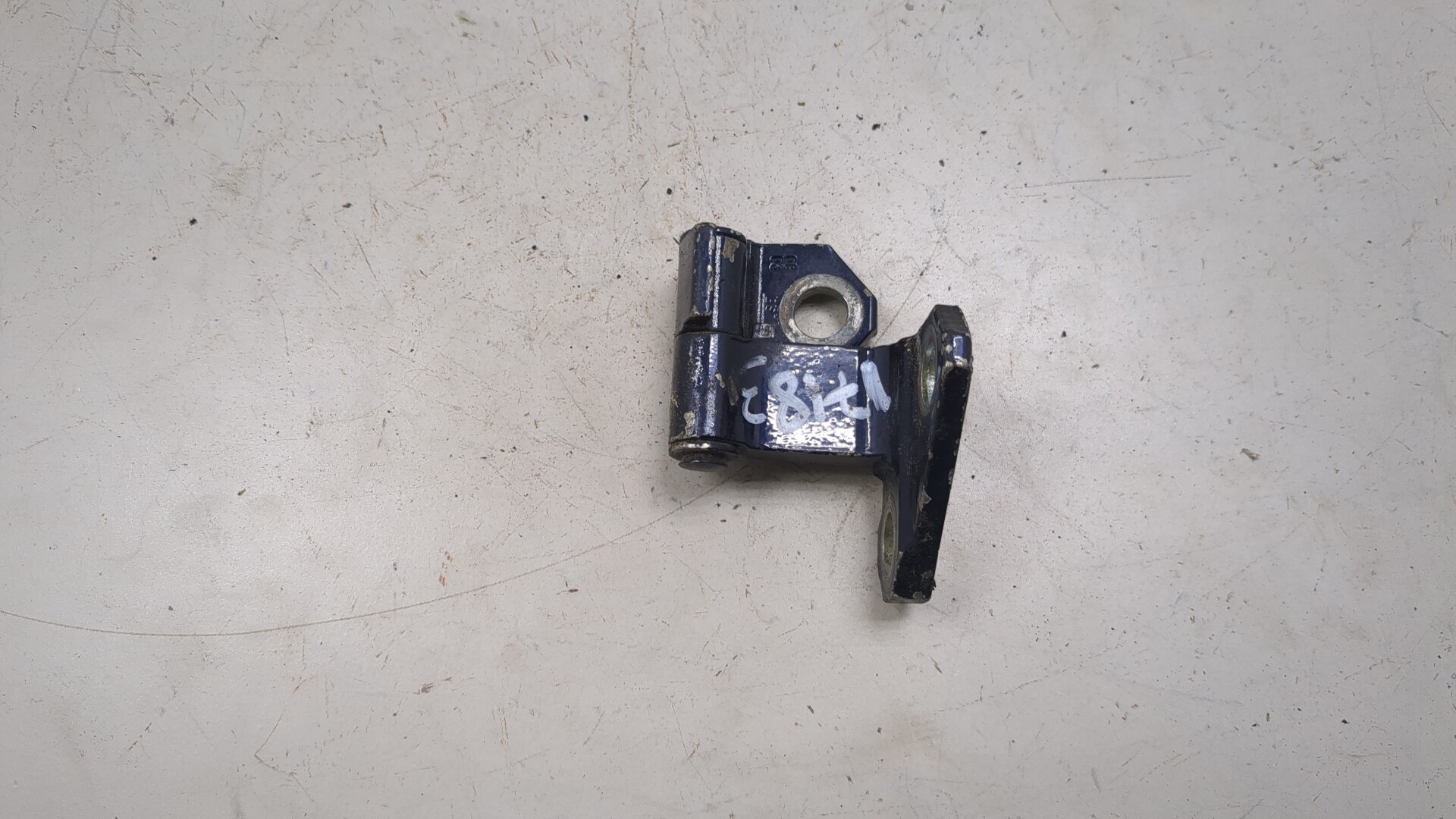 Петля двери