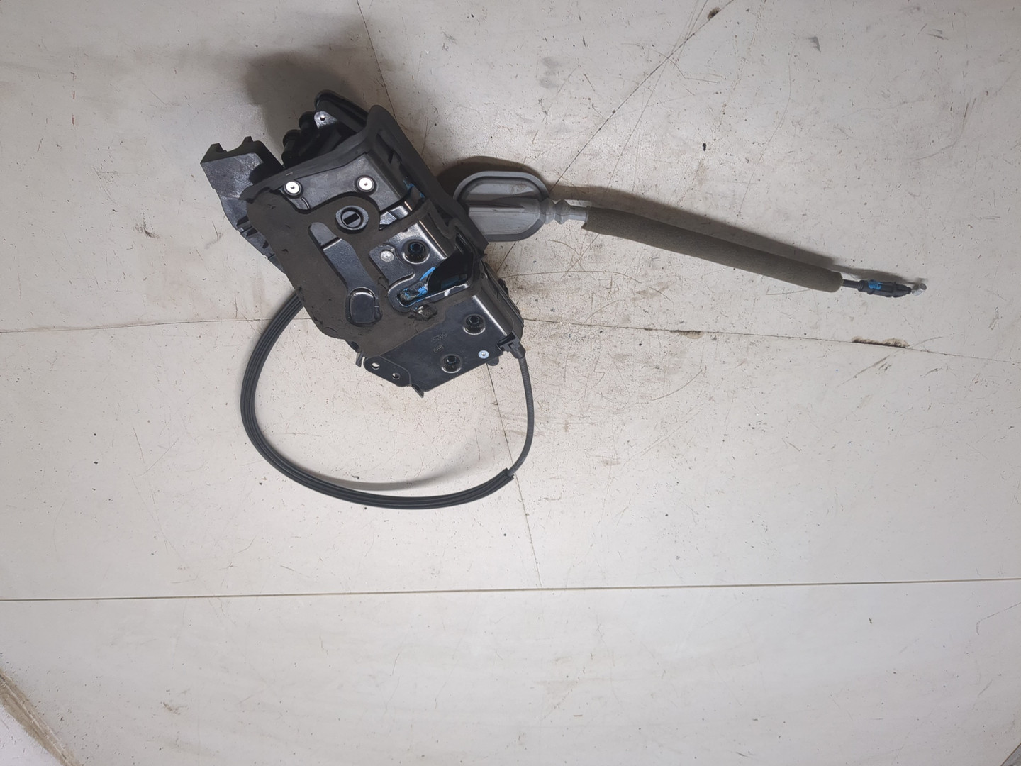 Замок двери передней левой