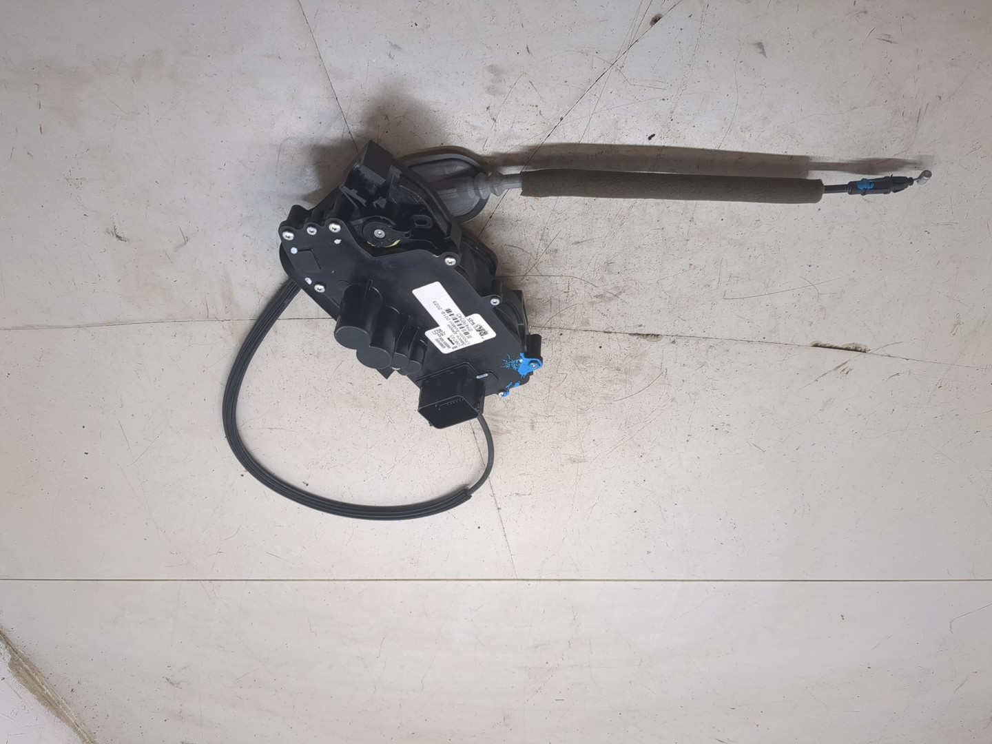 Замок двери передней левой