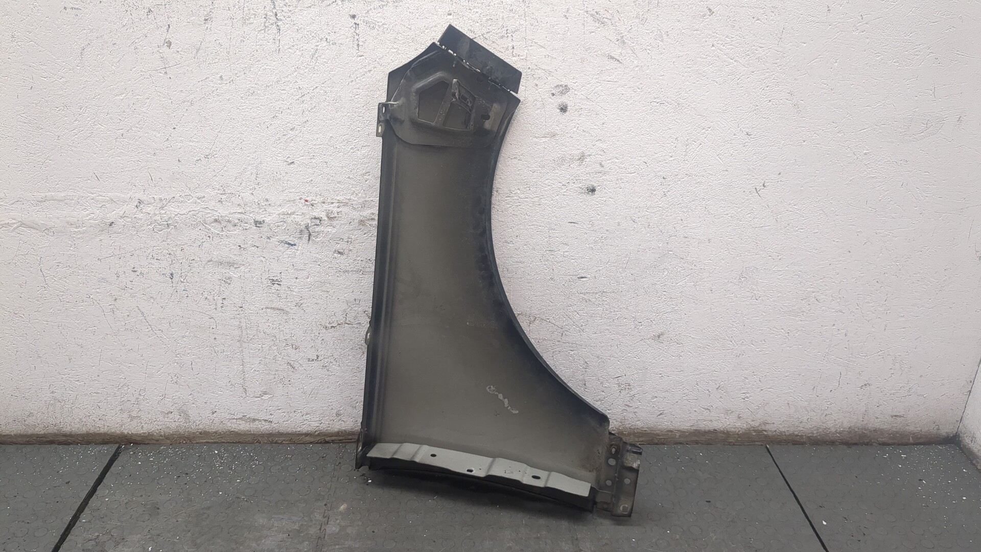 Крыло переднее левое