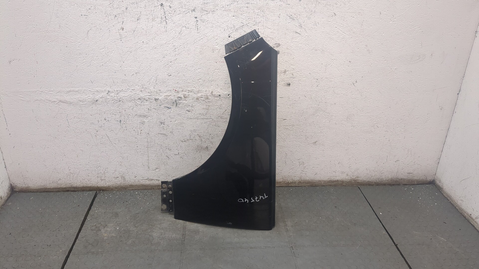 Крыло переднее левое