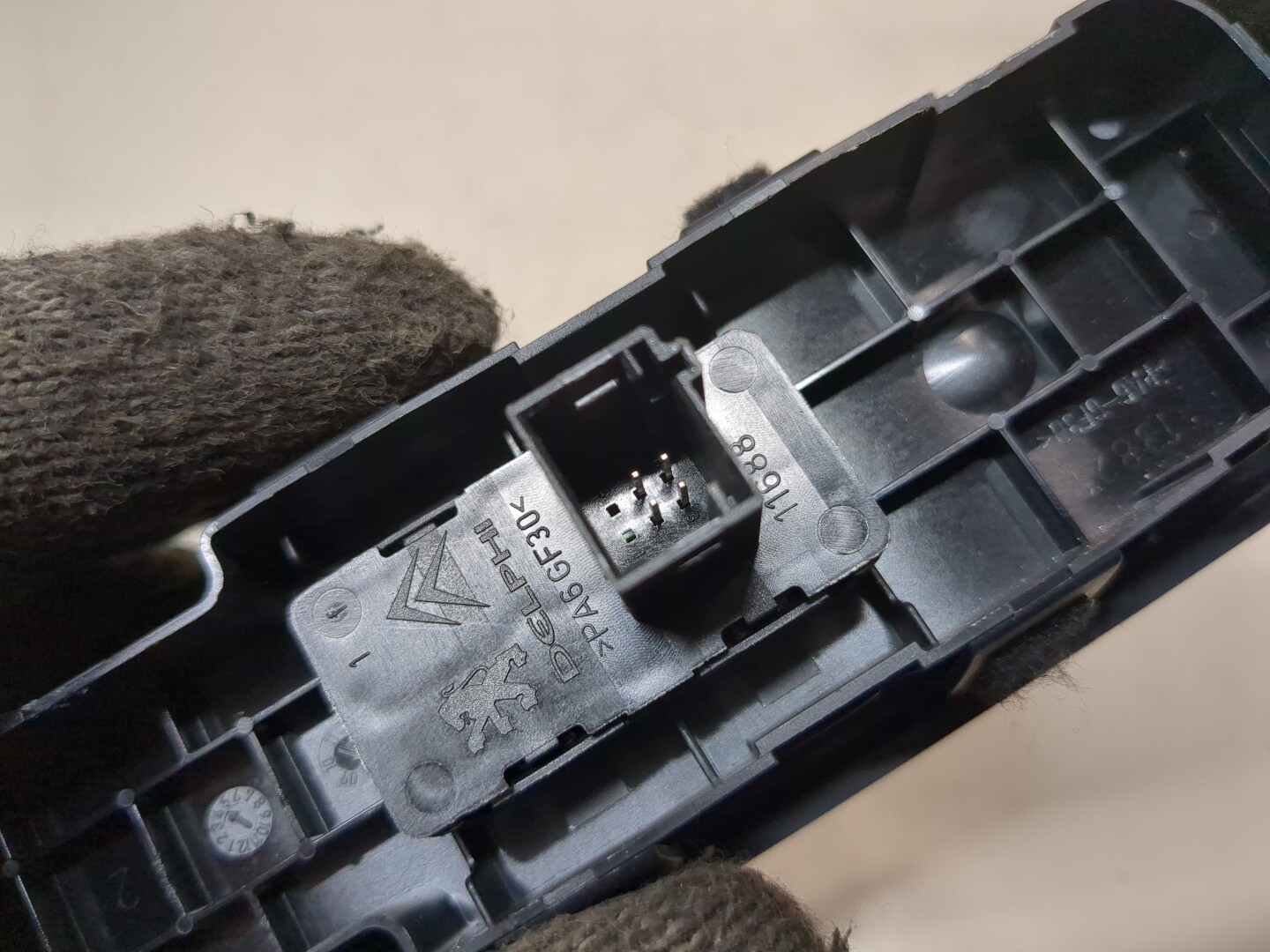 Кнопка стеклоподъемника