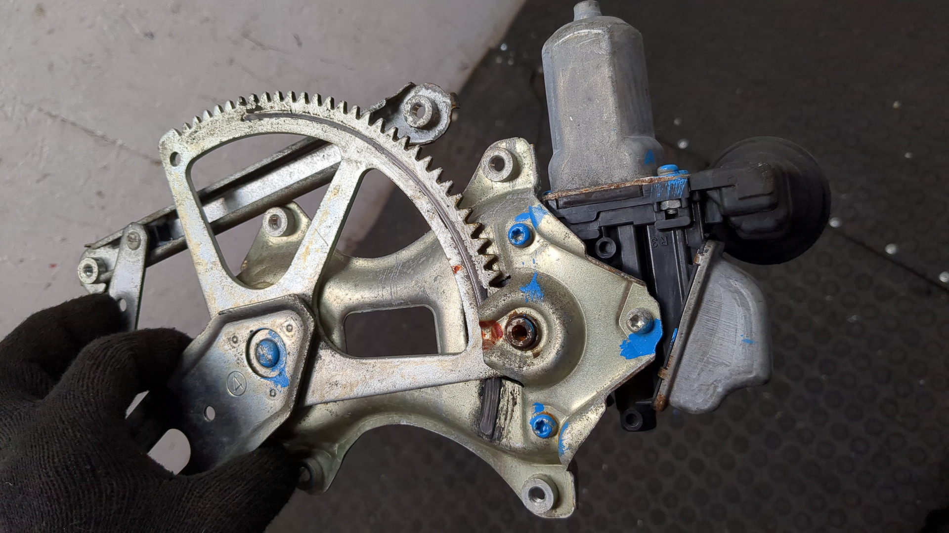 Стеклоподъемник электр. передний правый