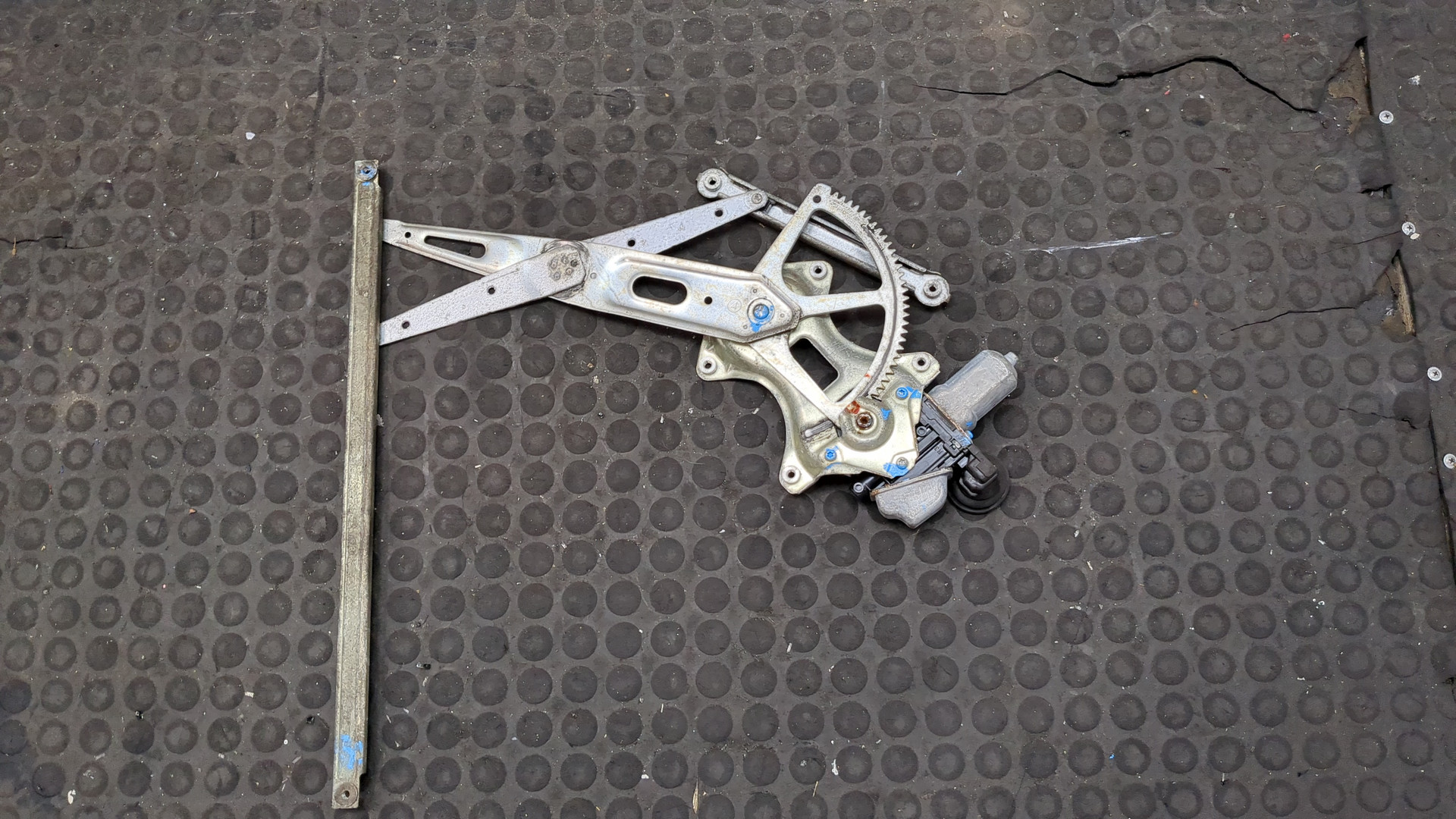 Стеклоподъемник электр. передний правый