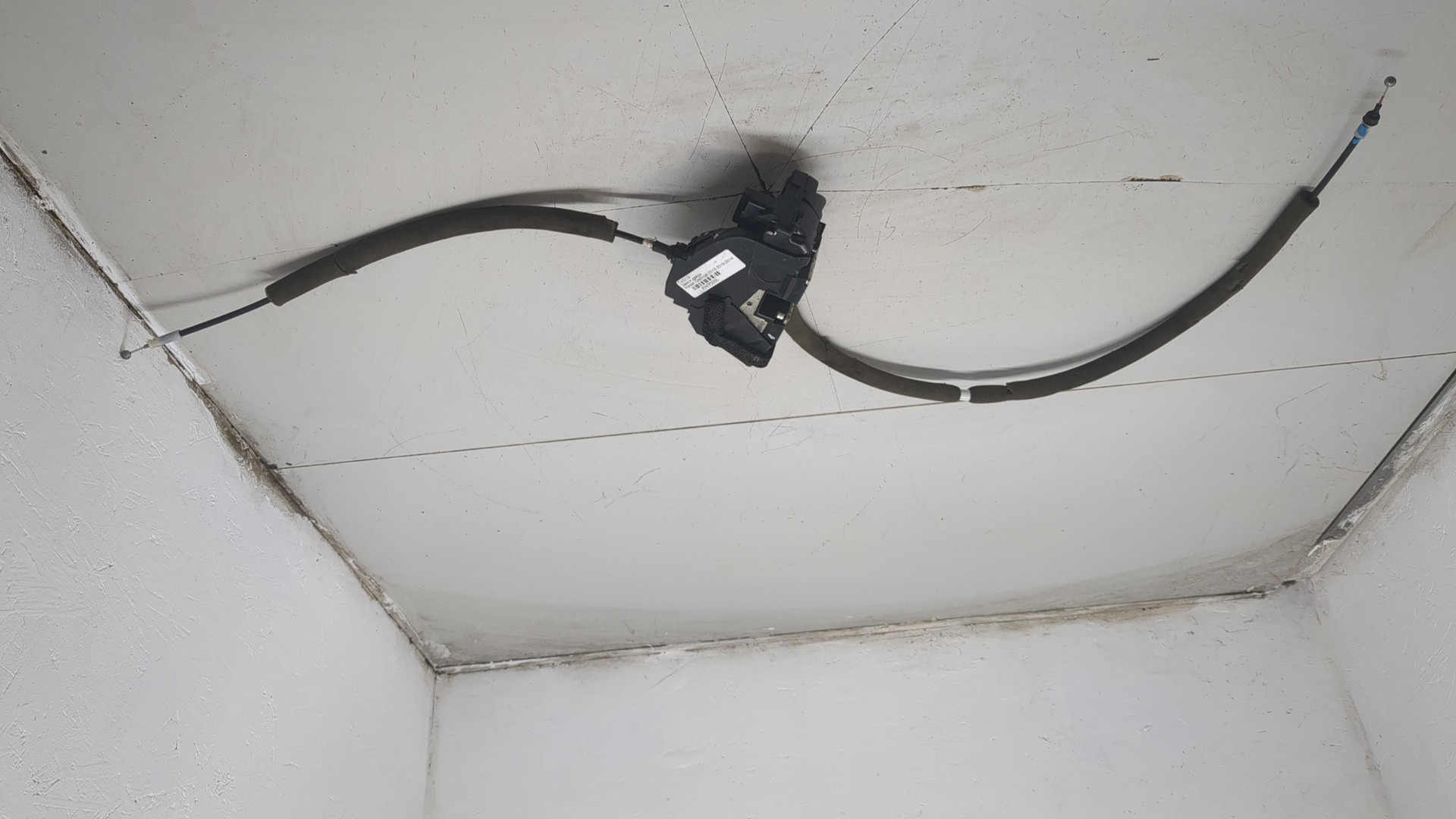 Замок двери передней левой