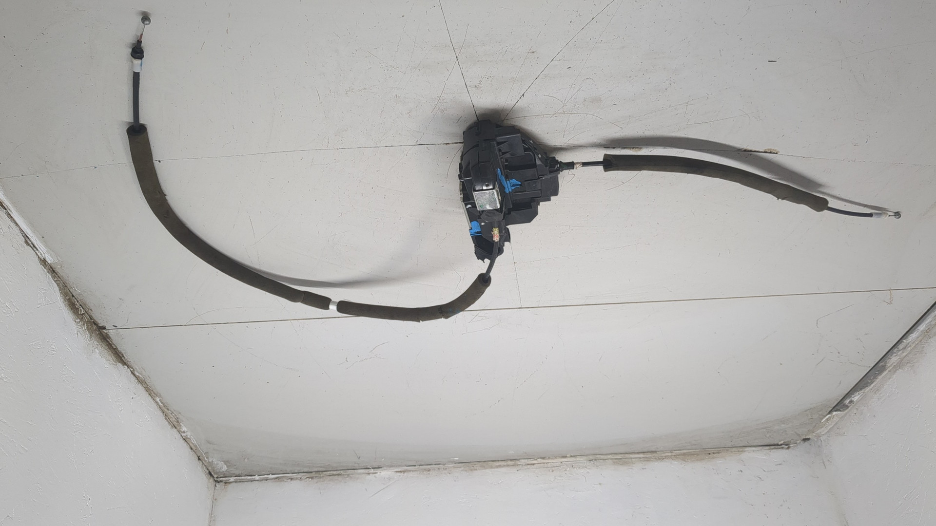 Замок двери передней левой