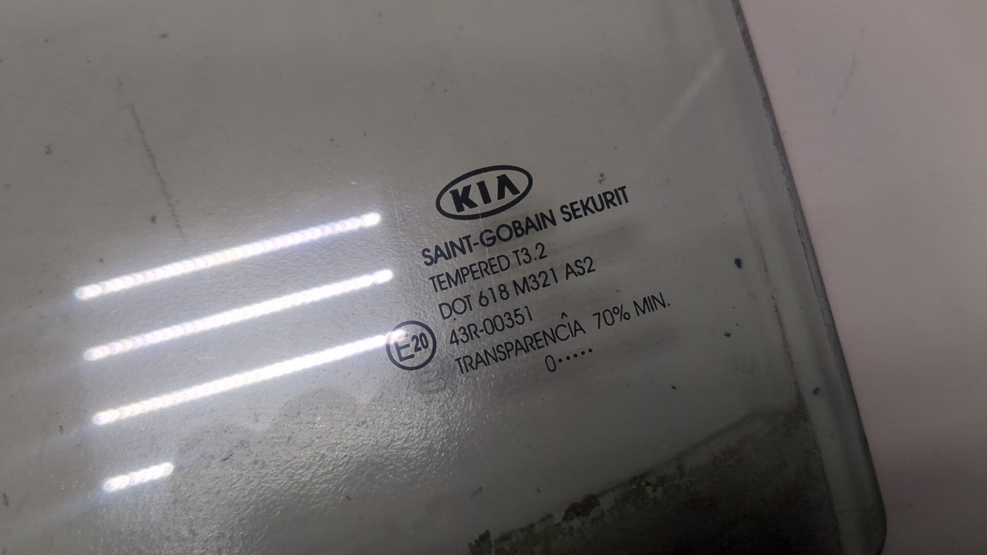 Стекло двери задней левой