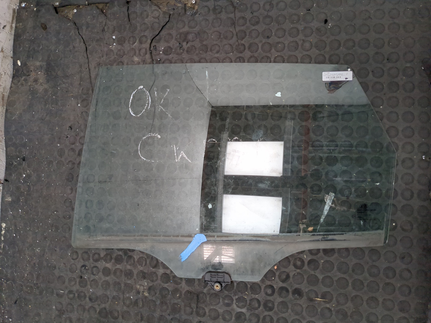 Стекло двери задней левой