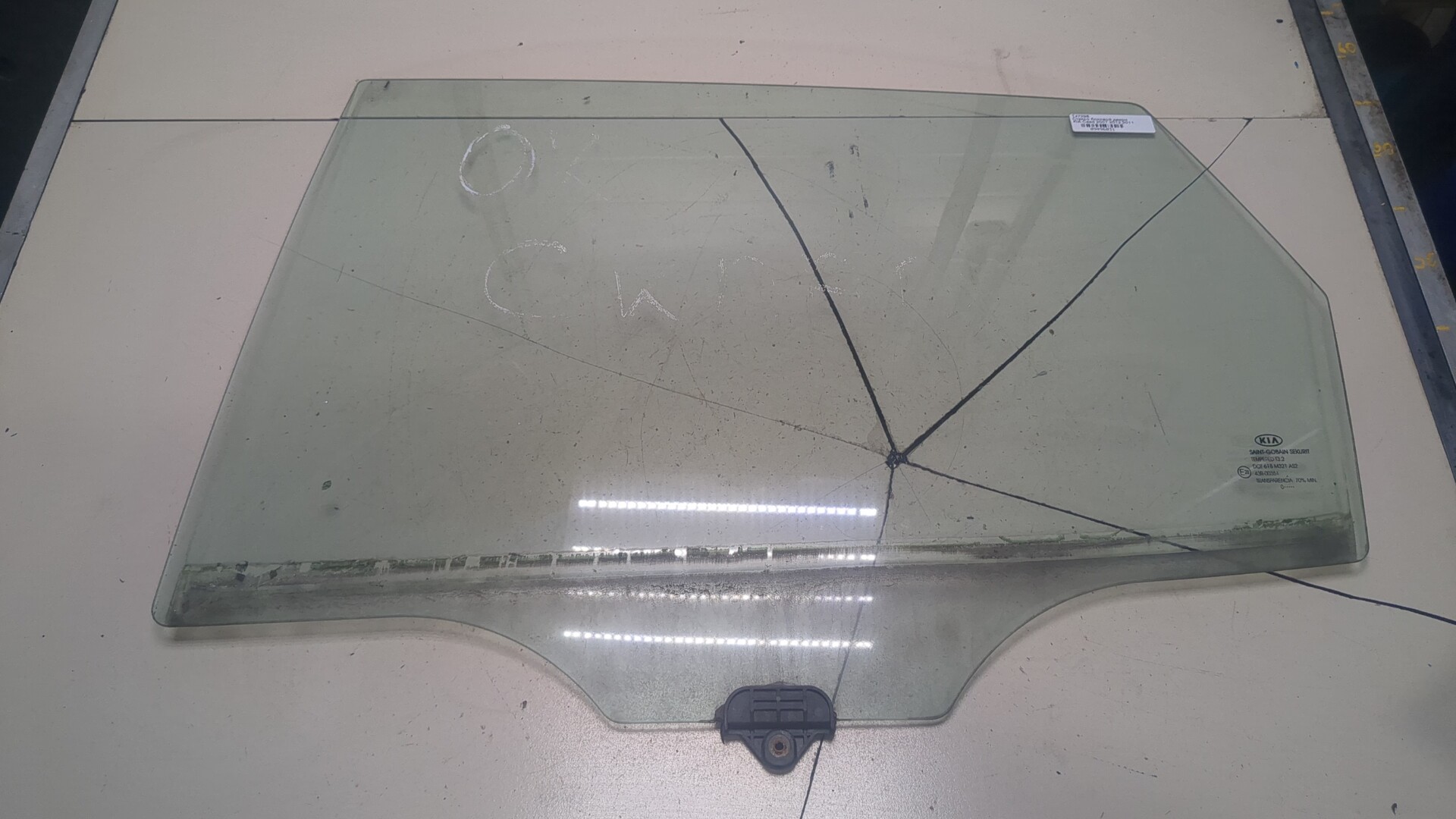 Стекло двери задней левой