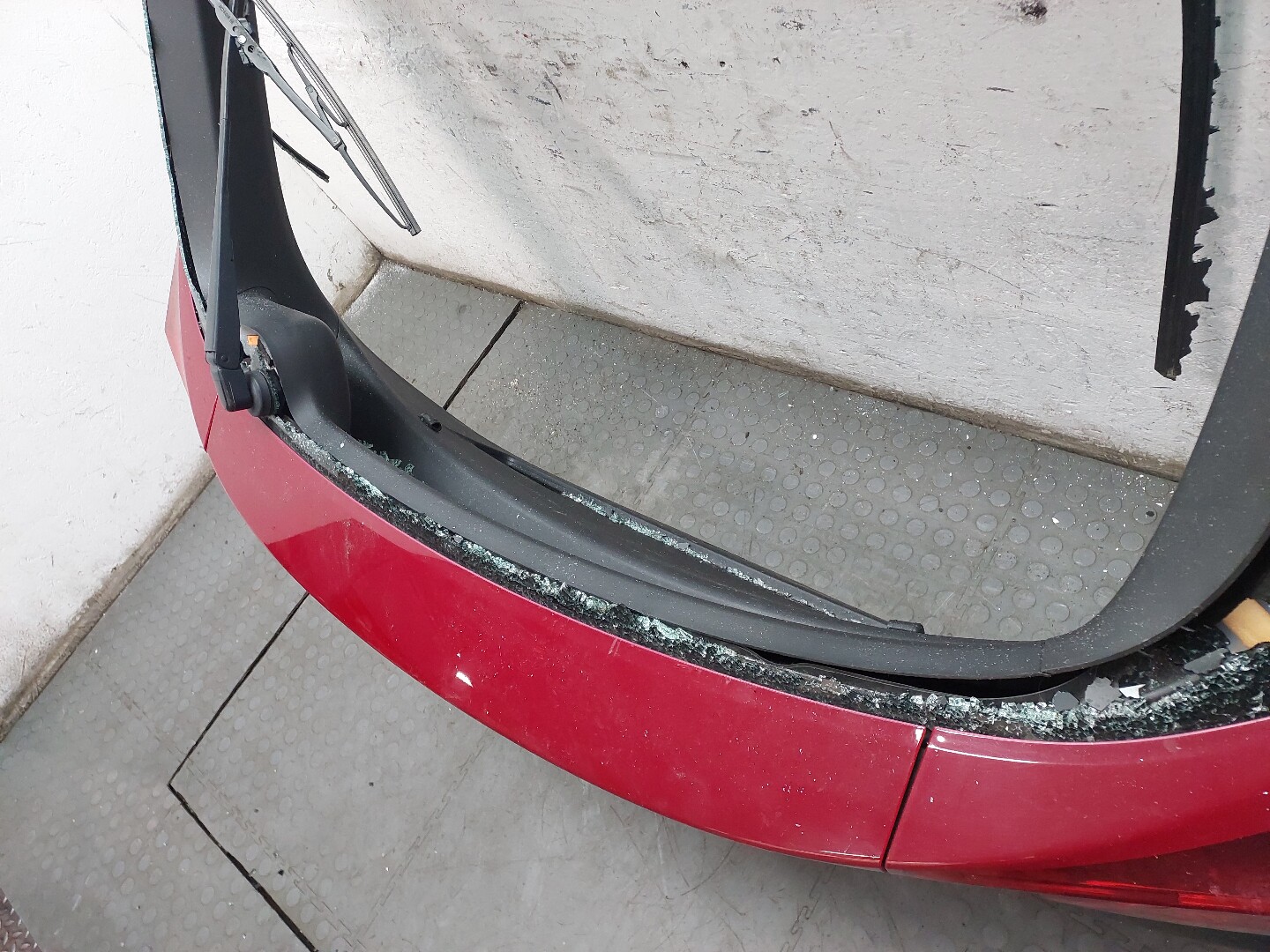 Дверь багажника