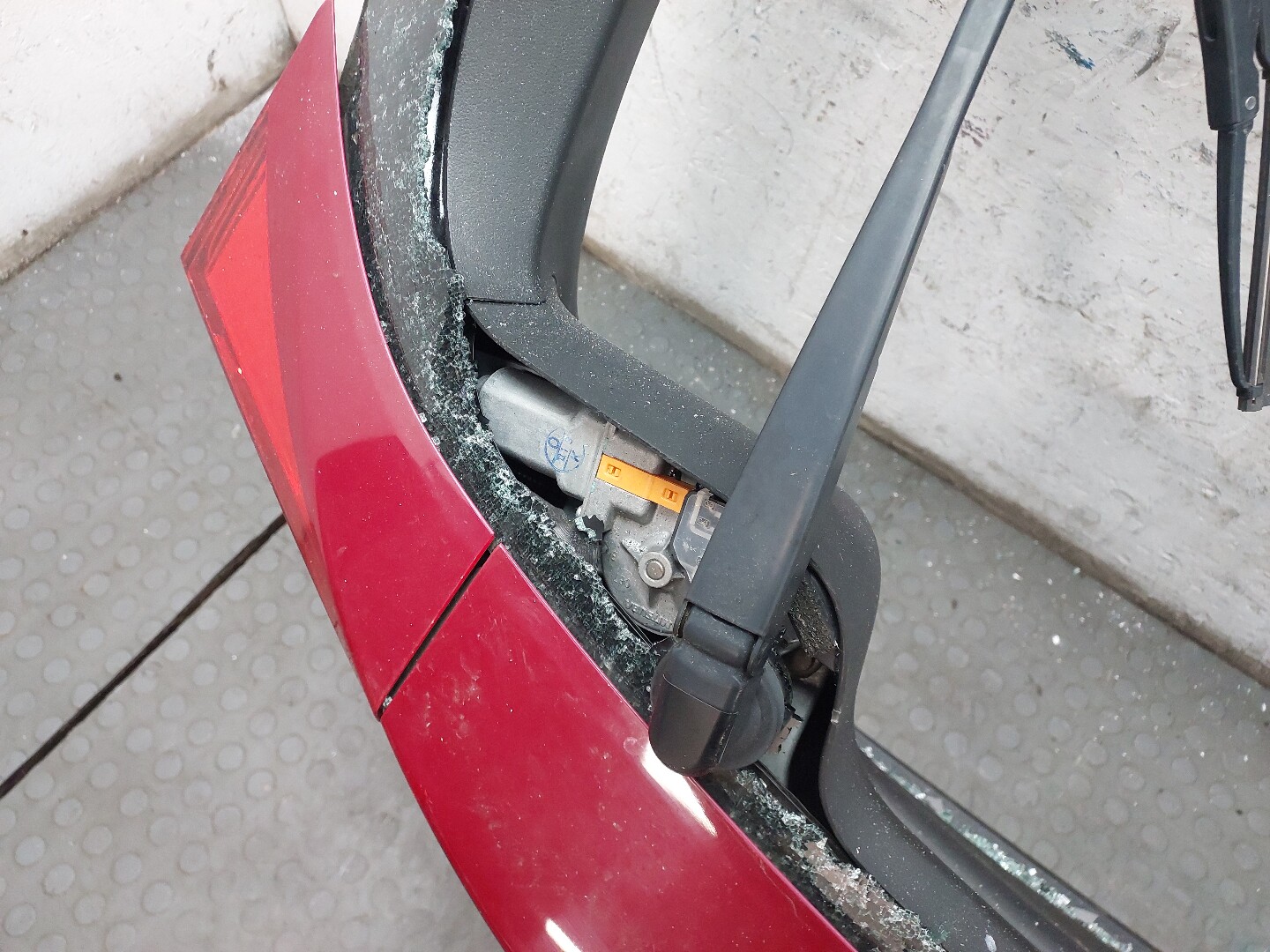 Дверь багажника