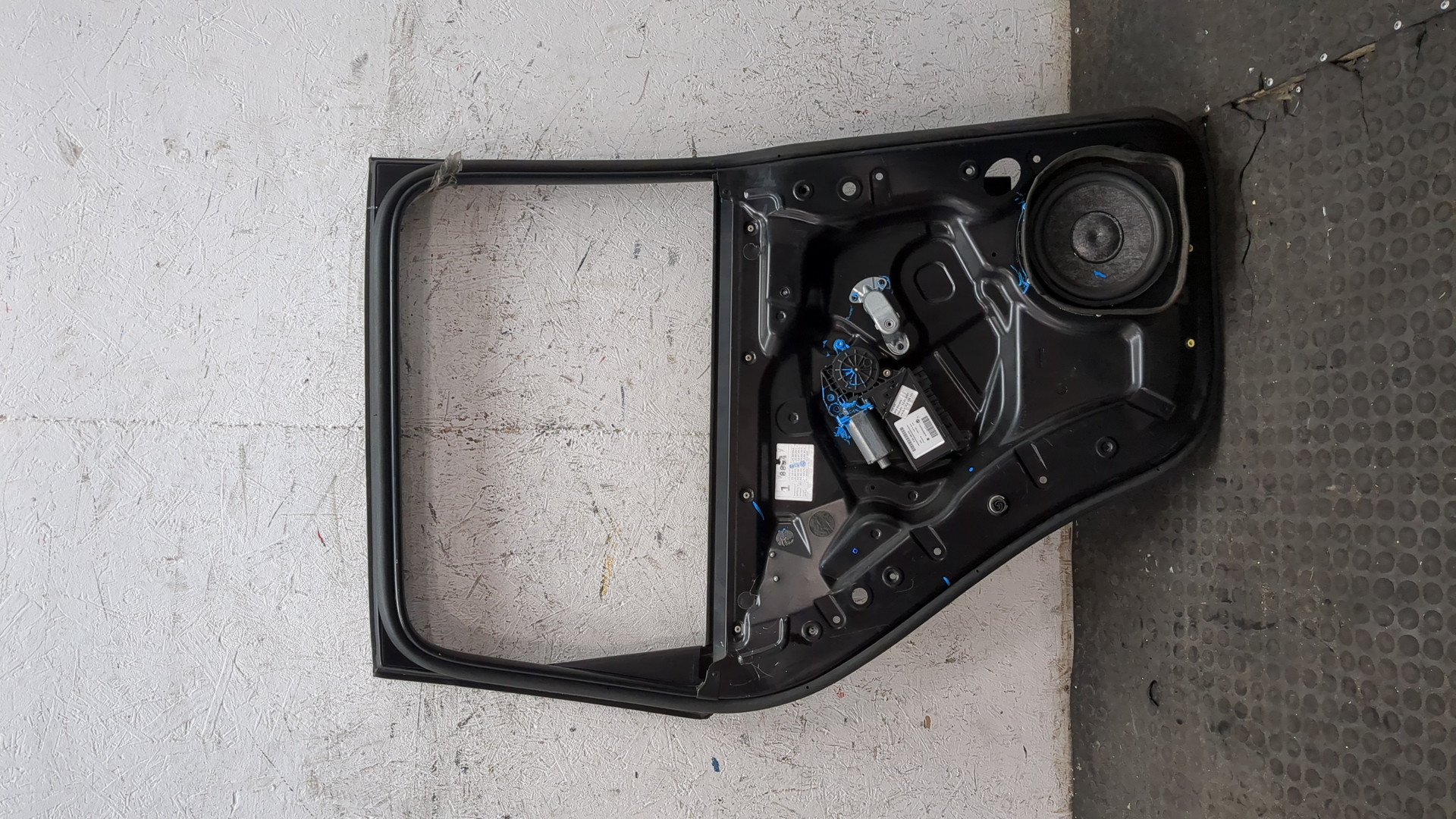 Стеклоподъемник электр. задний левый