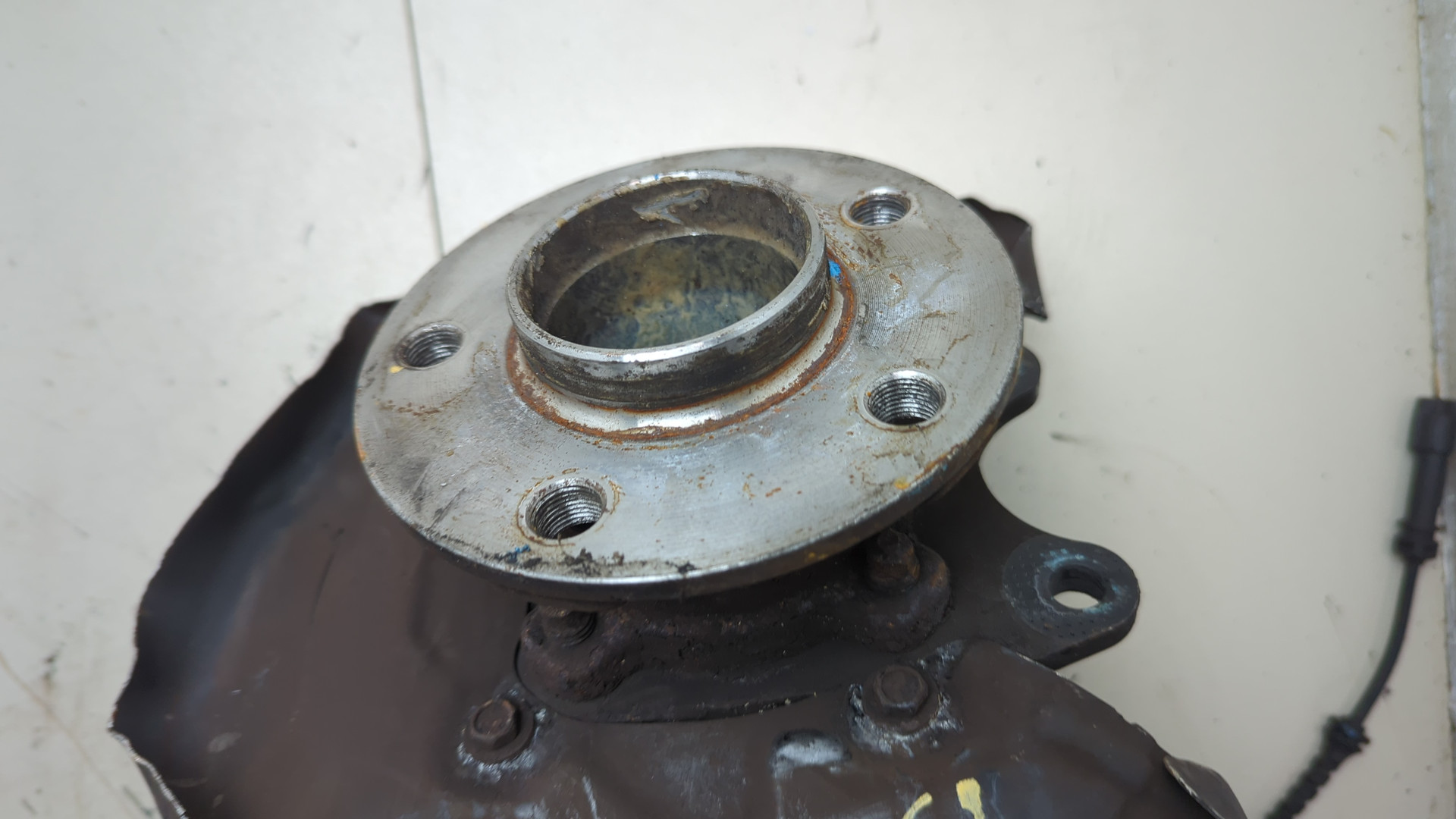 Кулак поворотный задний левый