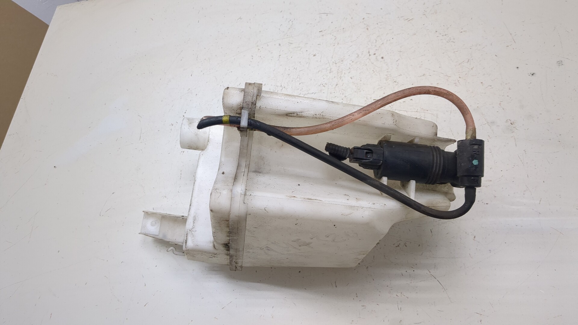 Бачок омывателя лобового стекла