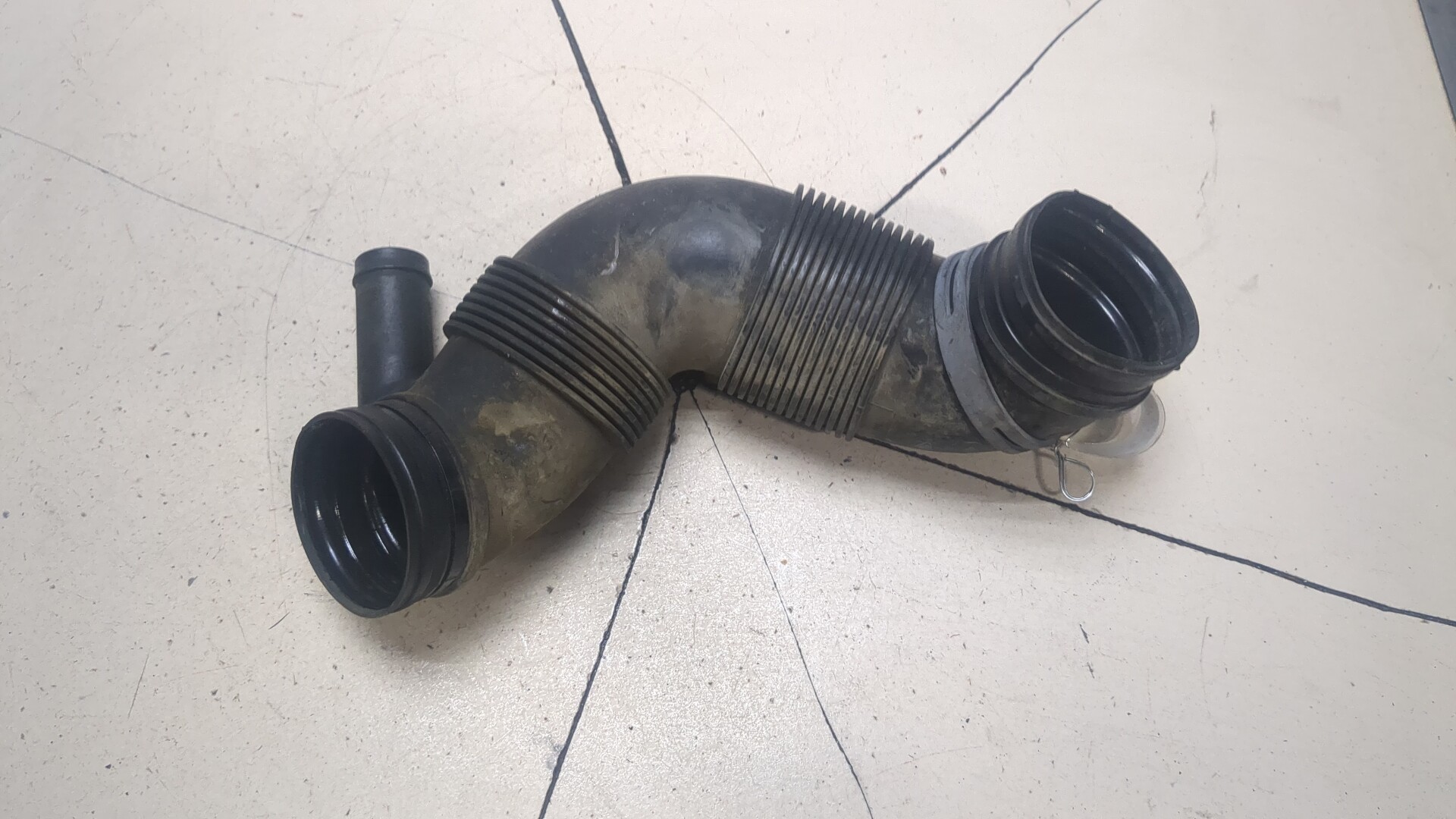 Патрубок воздушного фильтра