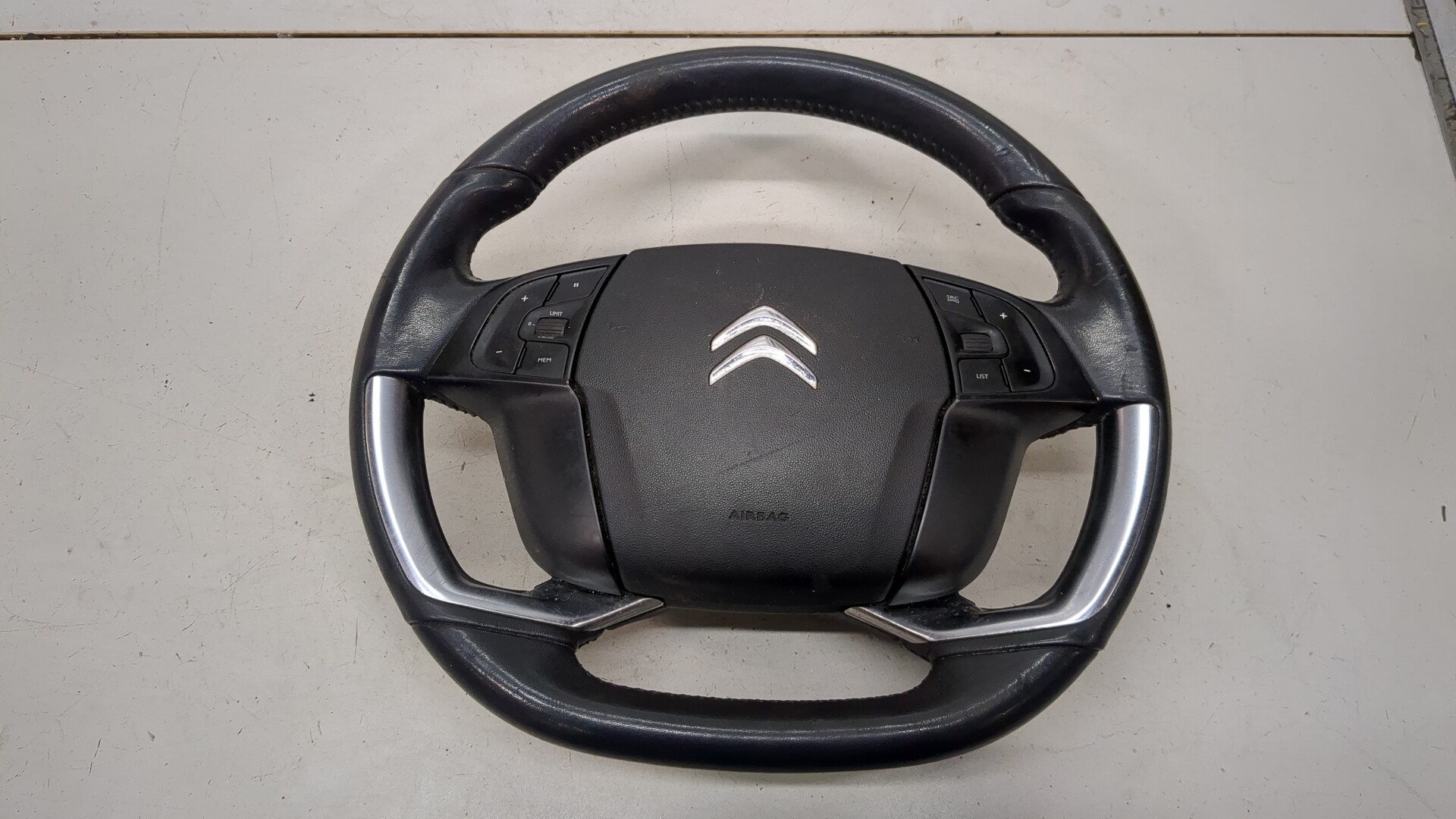 Рулевое колесо (руль)