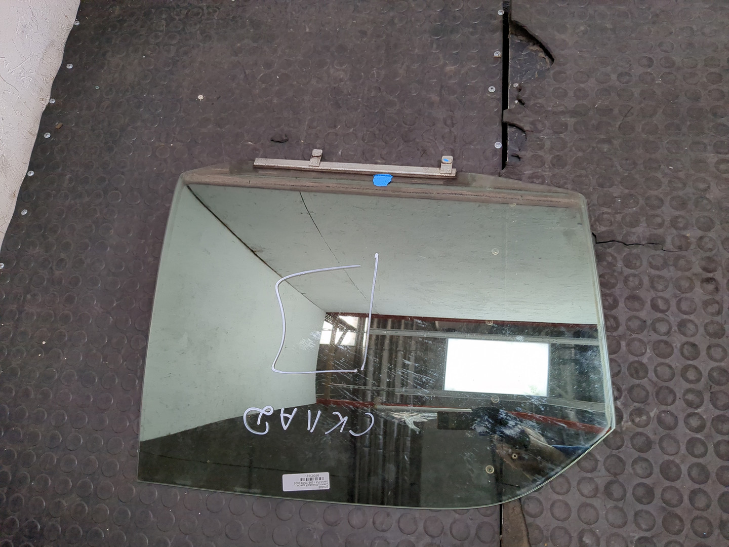 Стекло двери задней правой