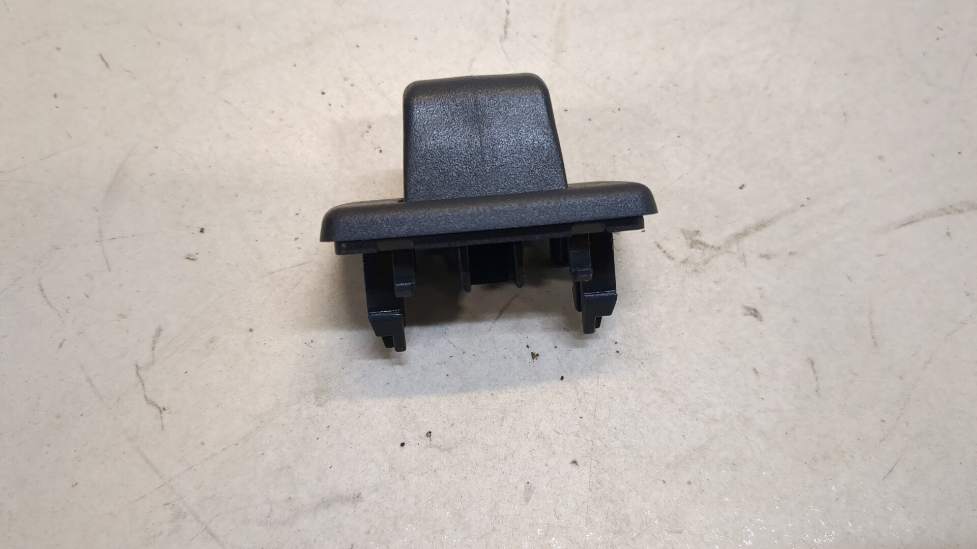 Кронштейн солнцезащитного козырька