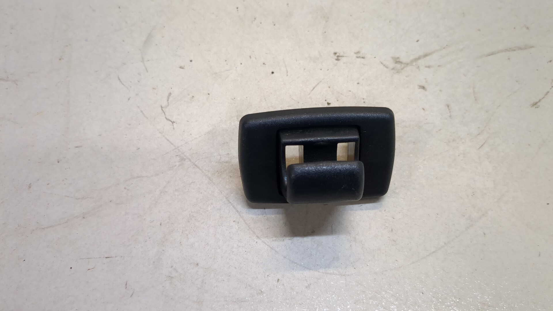 Кронштейн солнцезащитного козырька