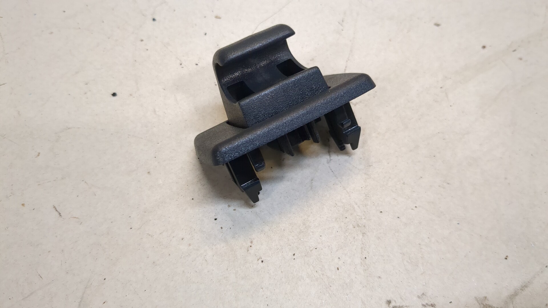 Кронштейн солнцезащитного козырька