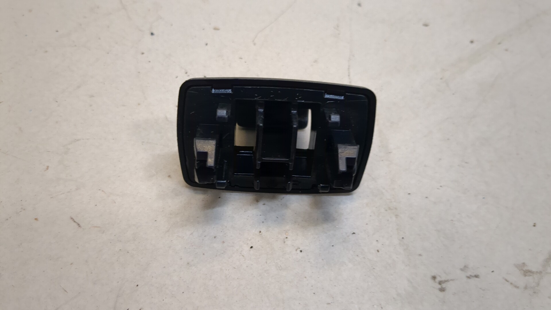 Кронштейн солнцезащитного козырька